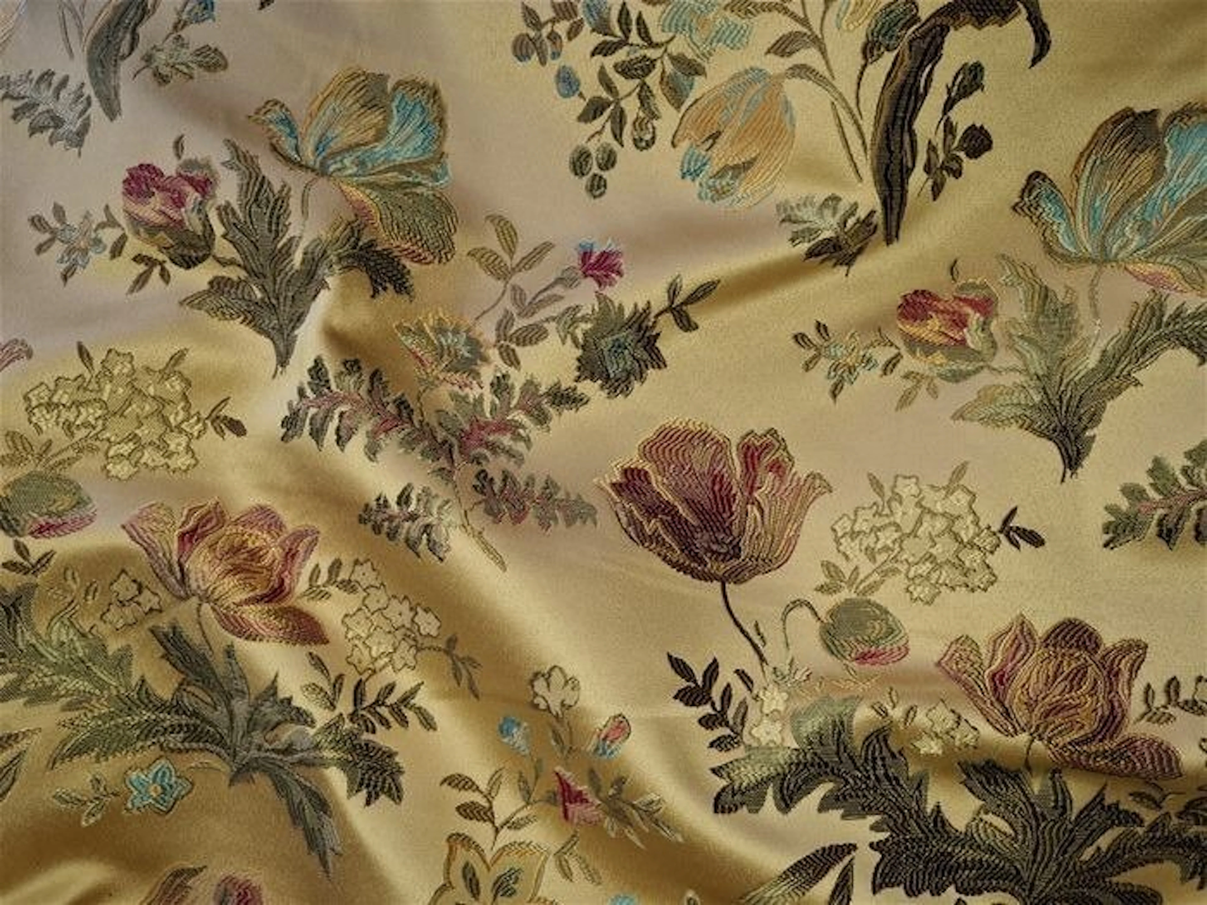 Premium upholstery fabric in San Leucio style – classic floral