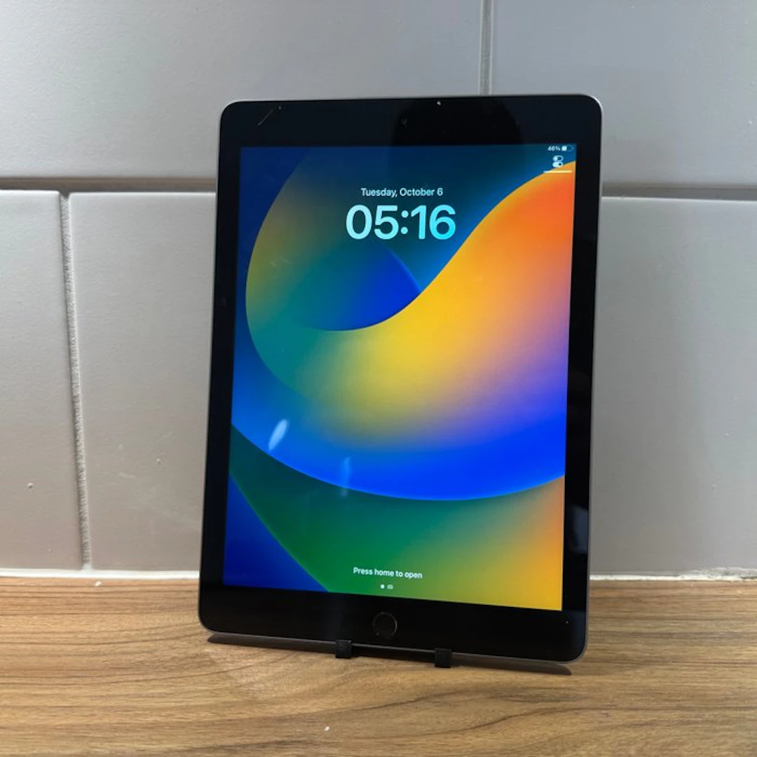 Apple iPad (5th Generation) 128GB Wifi - Mobile phone
