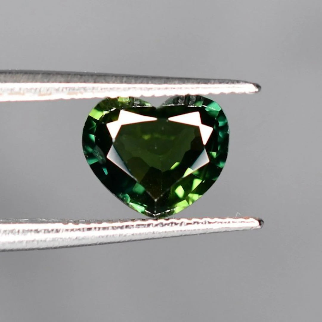 No reserve price Green Sapphire - 2.05 ct - International...