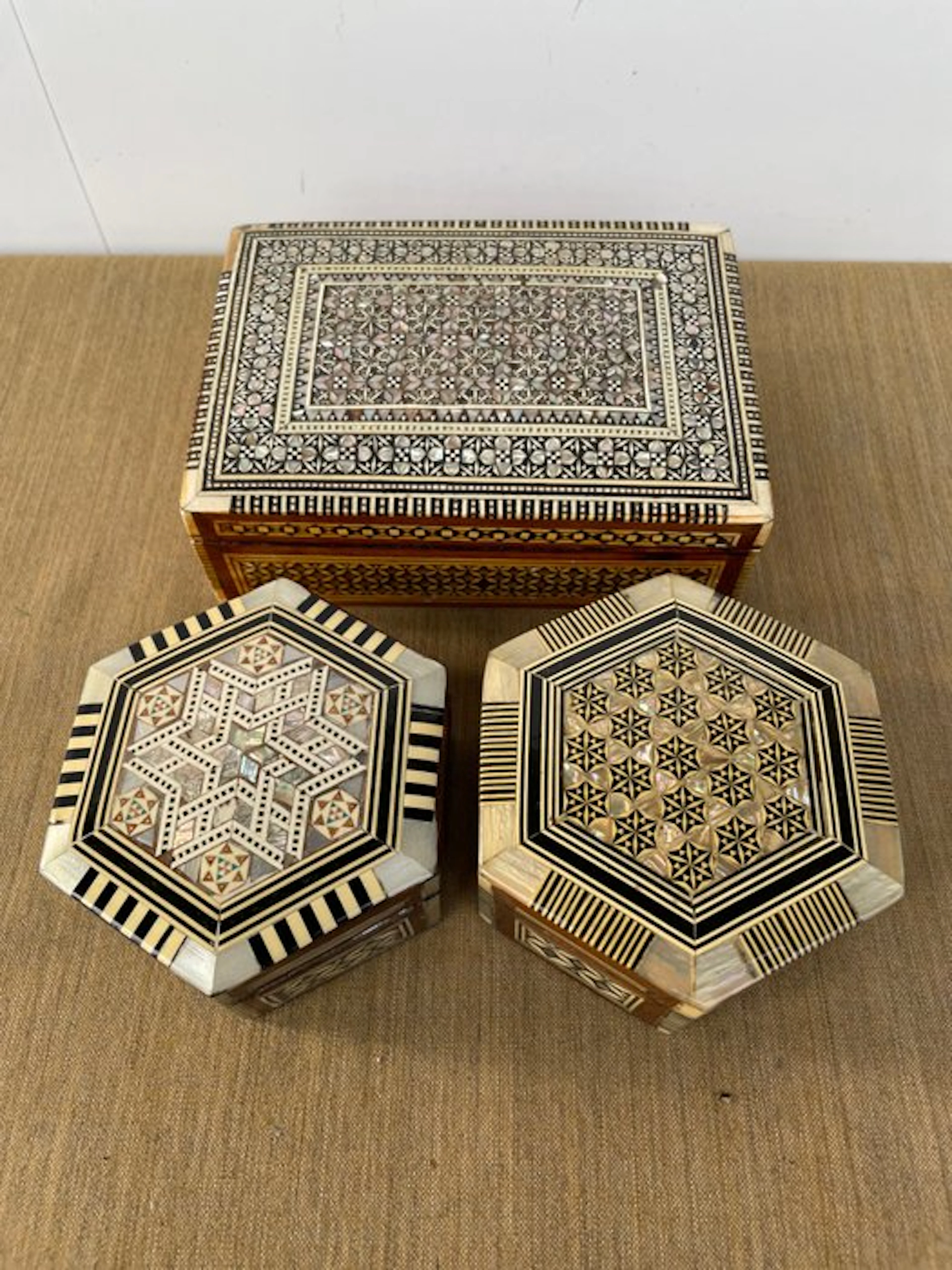 Jewellery box (3) - Wood, mother-of-pearl and other materials