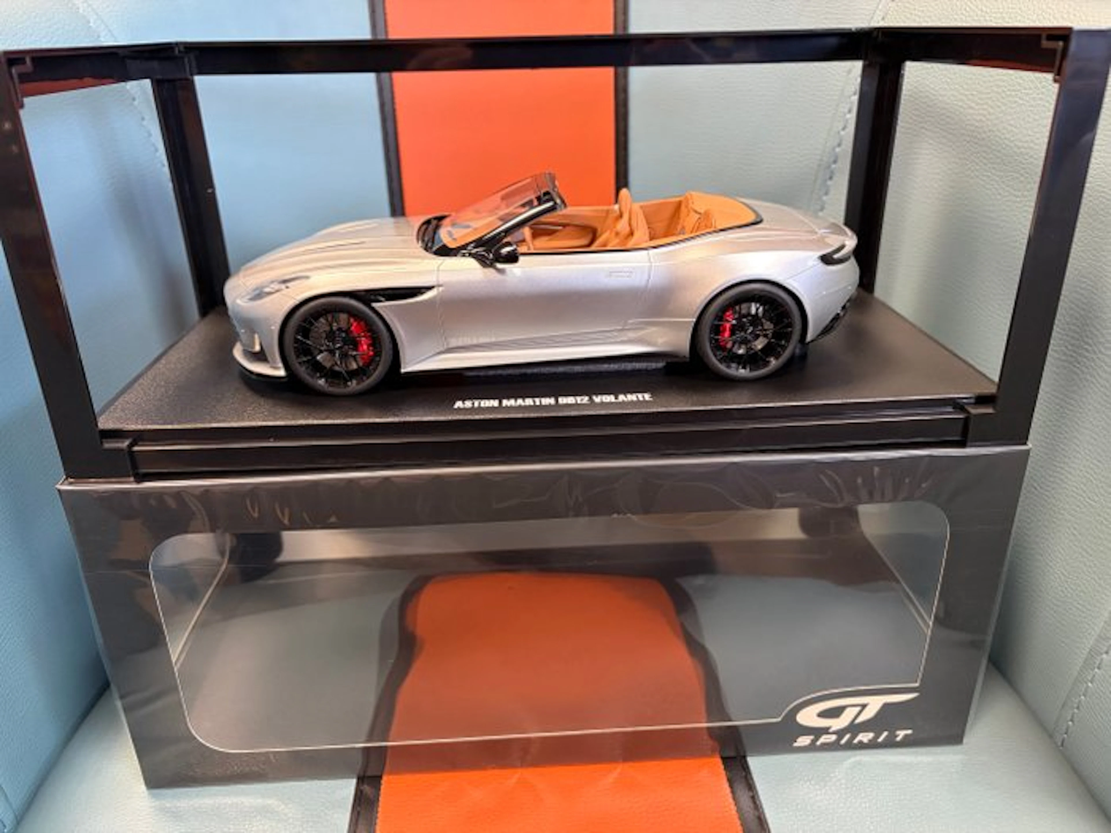GT Spirit 1:18 - Model sports car - Aston Martin V12 Volante