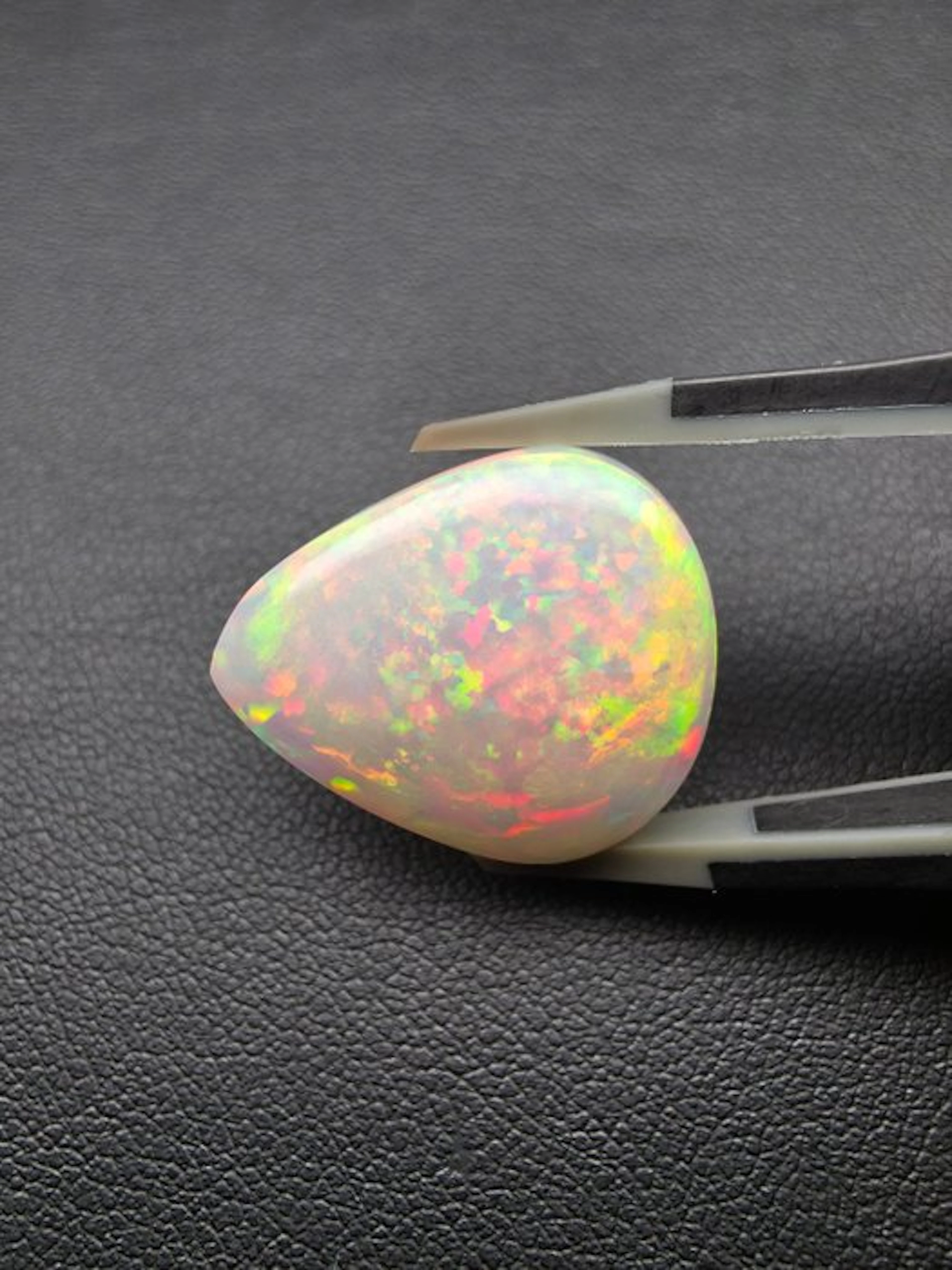 White, Multicolour Opal - 24.25 ct - Antwerp Laboratory...