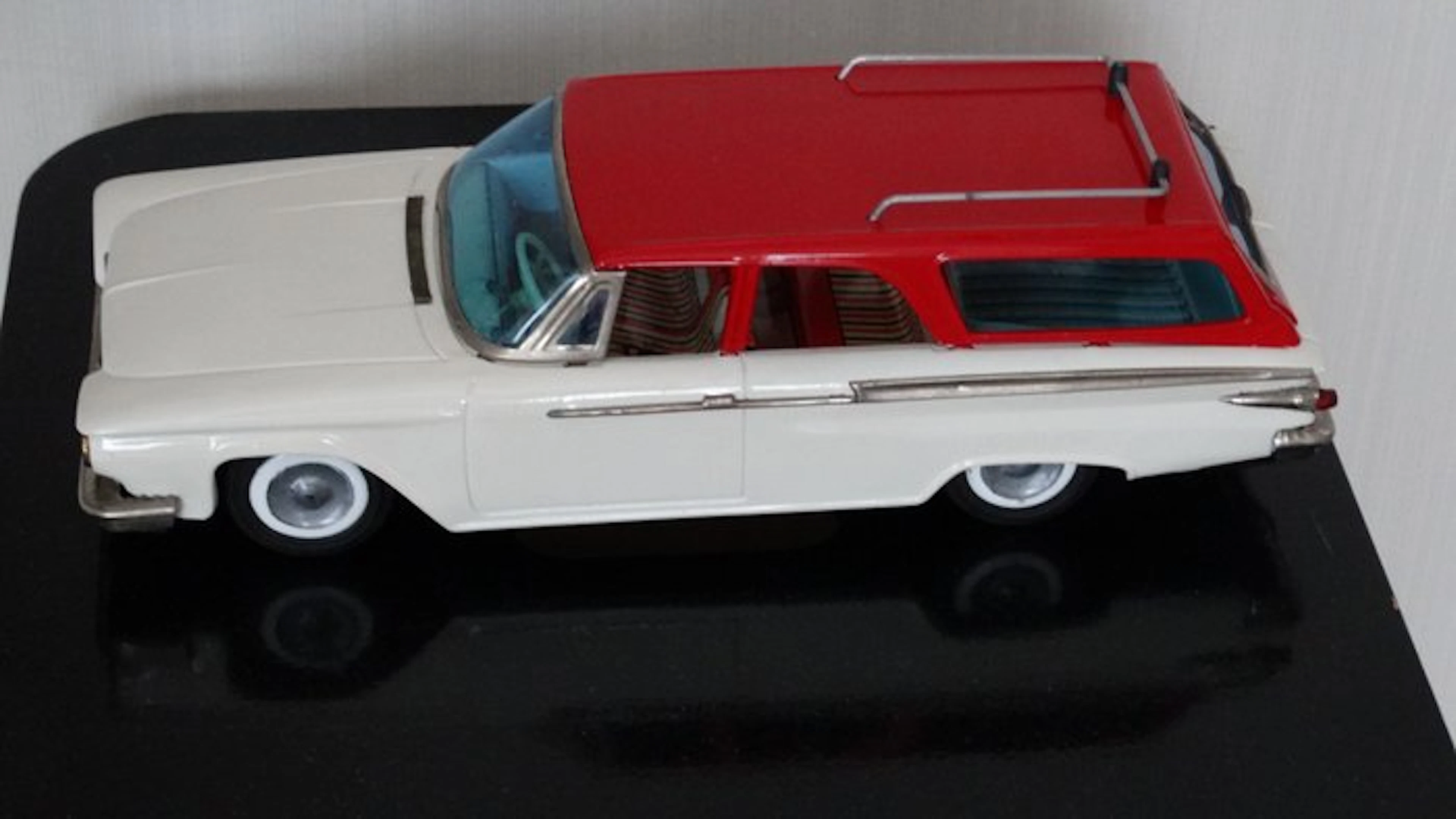Ichiko - Tin toy car - Plymouth 2 door stationwagon - 1960-1970 - Japan