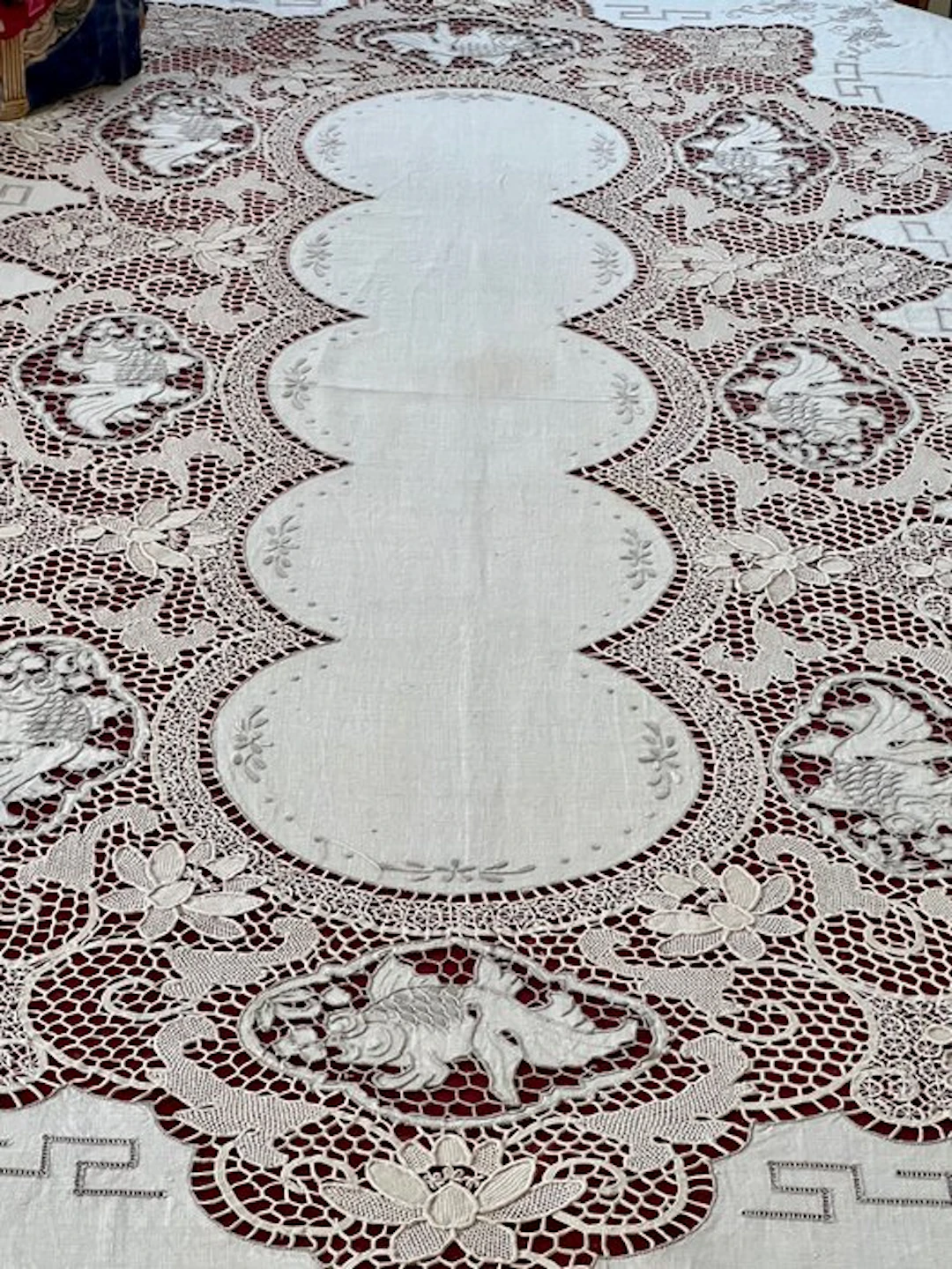 Magnificent tablecloth with 12 napkins