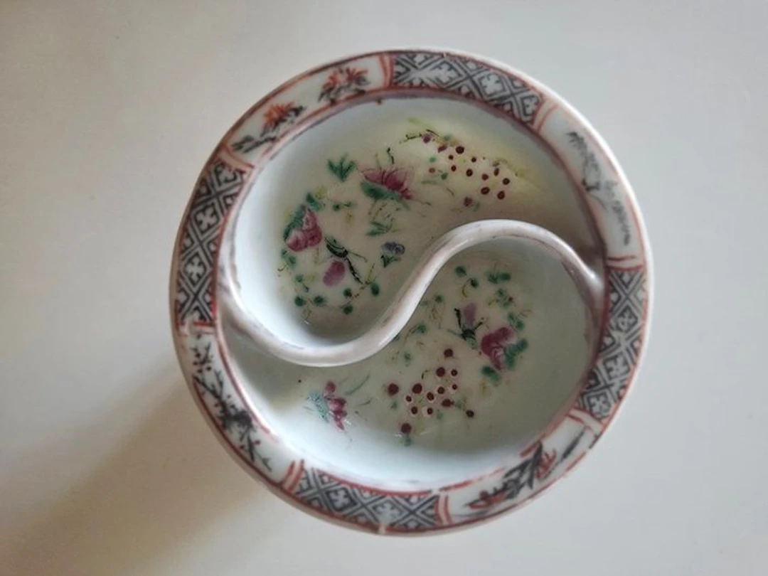 Copa de altar 'Yin-Yang' de porcelana - Familia Rosa - Periodo Jiaqing (c