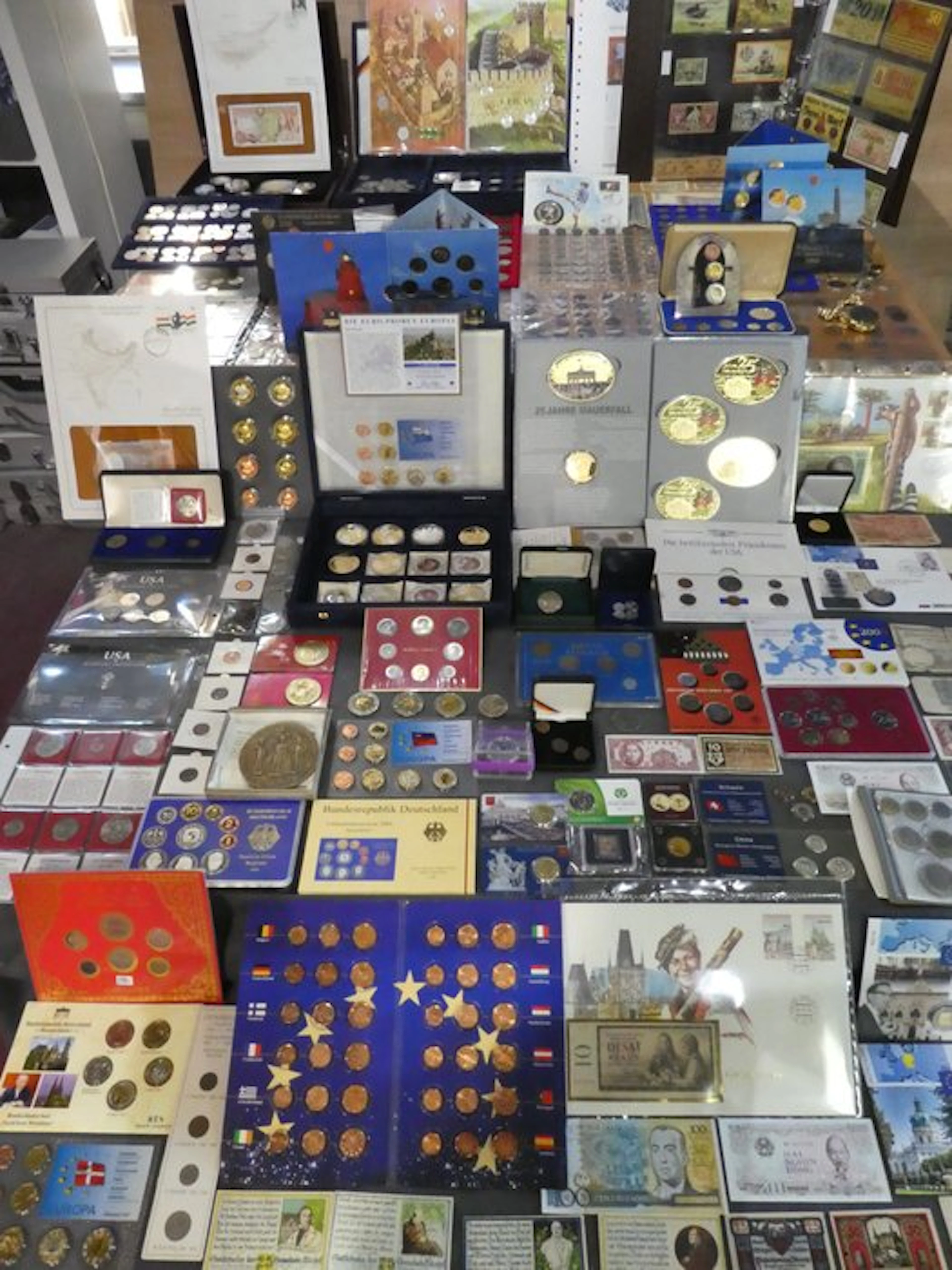 World. Collection of coins/banknote/medals/euro inkl