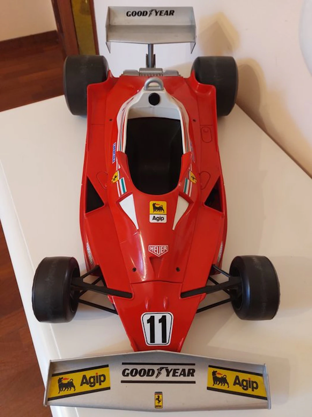 Toschi 1:6 - Model race car
