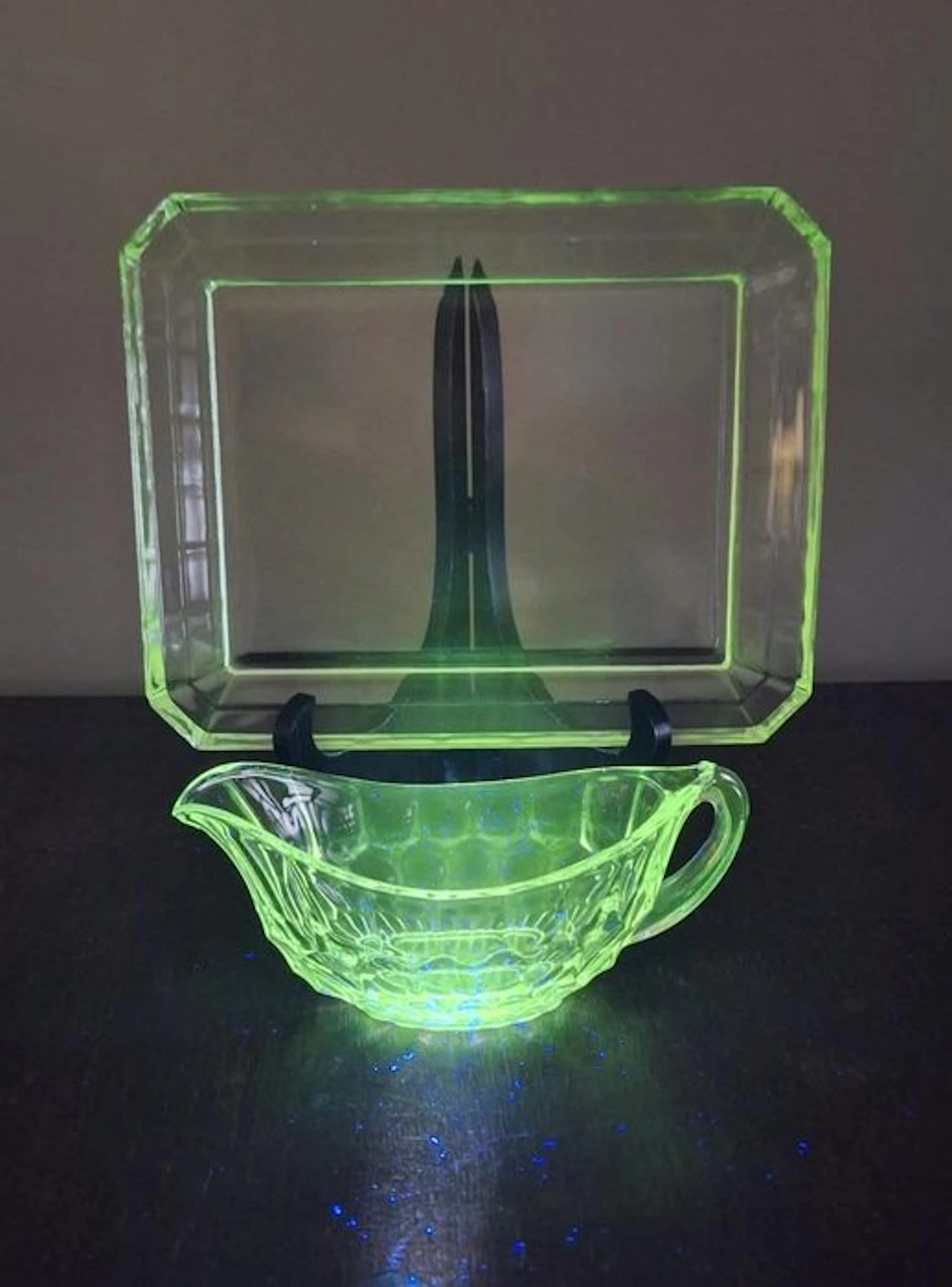 Serving utensil (2) - UV-reactive Plexiglass - 1930-1940 - Bowl and sauce boat