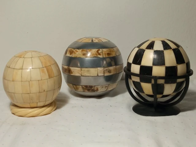 Memorabilia collection - Three vintage decorative spheres...