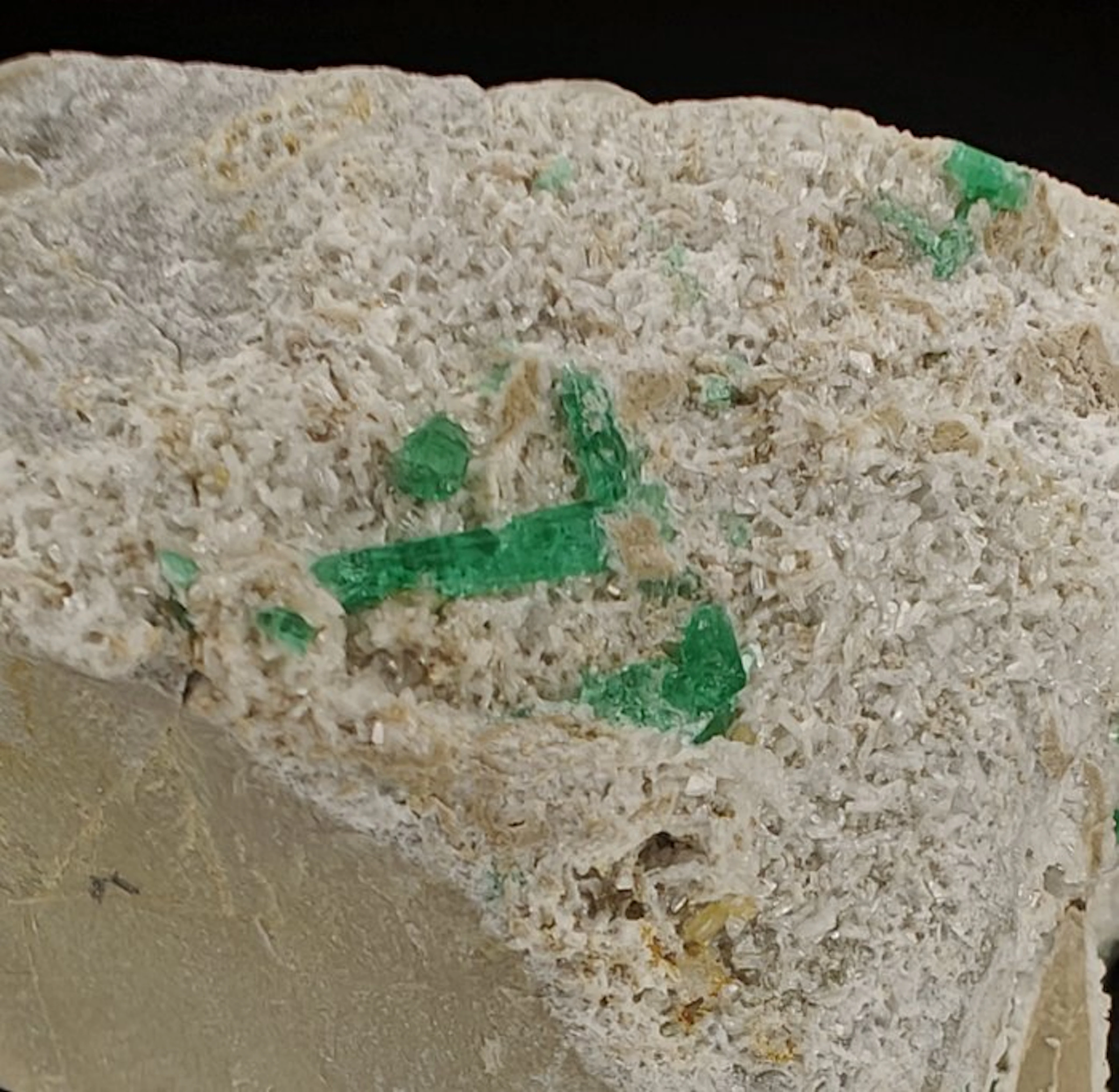 Emerald Crystal - Height: 6 cm - Width: 5 cm- 205 g