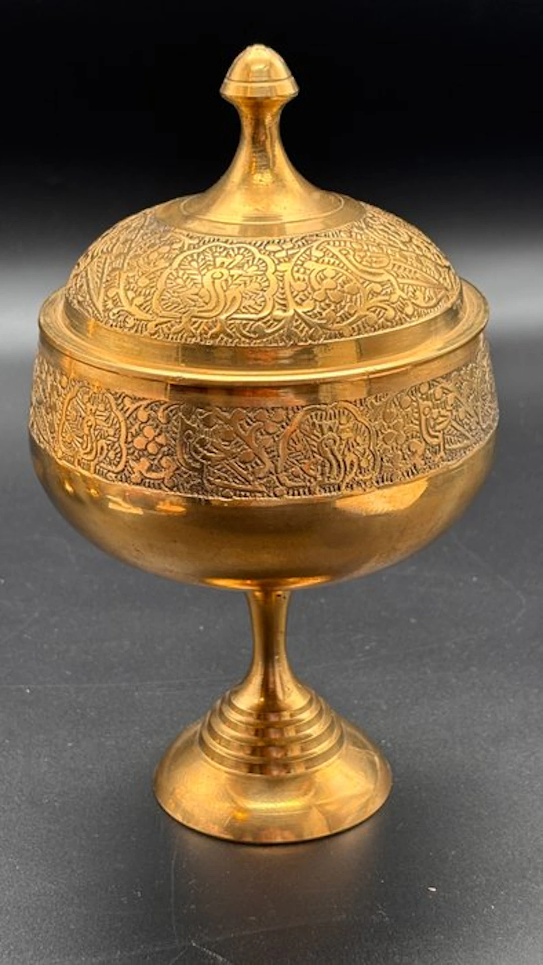 Centre table - brass pedestal lidded bowl (680g) [No Reserve Price] - Copper