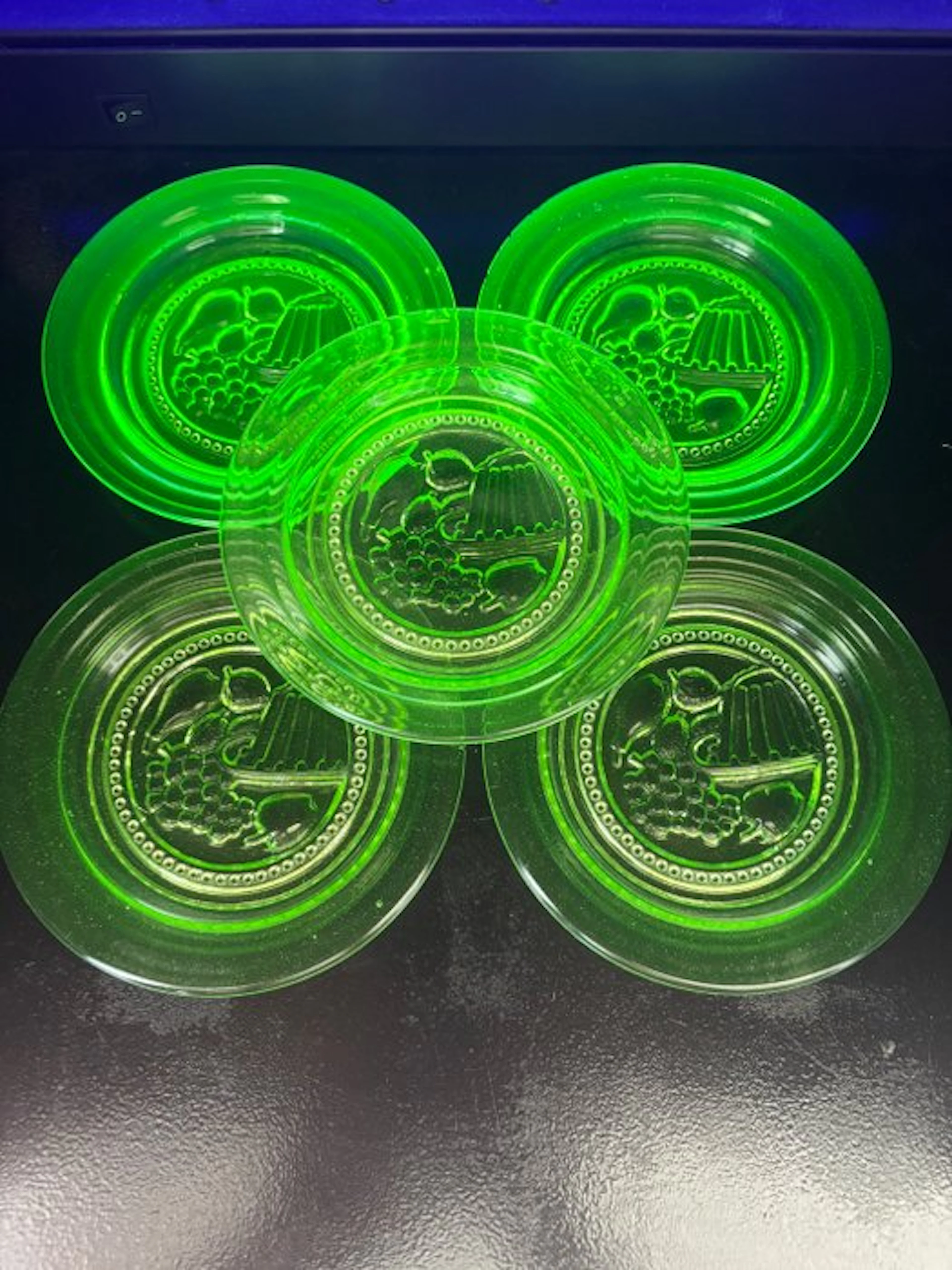 anna groen - Plate (5) - Glass - Uranium plates