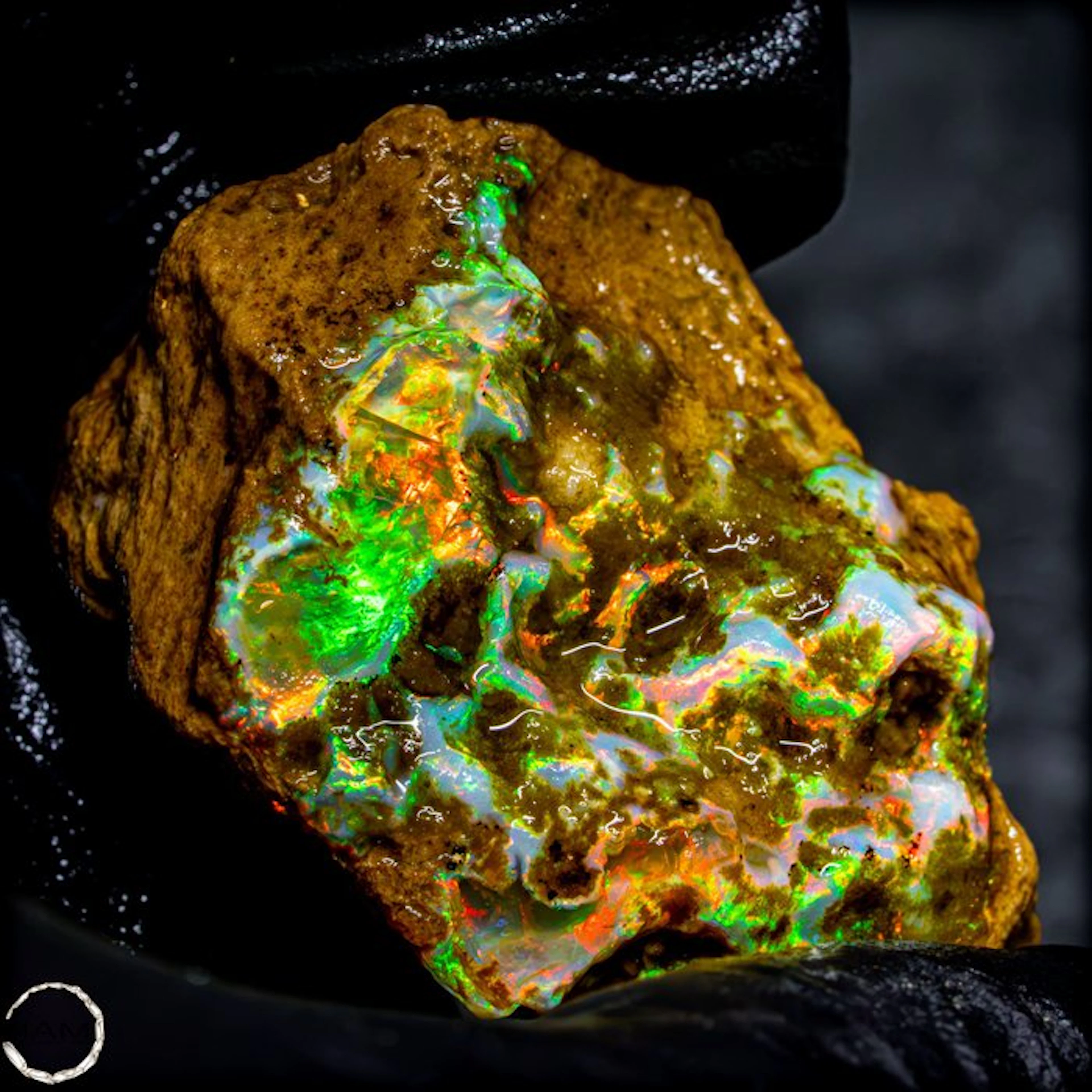 Ethiopian Crystal Opal – spectacular play of color with...