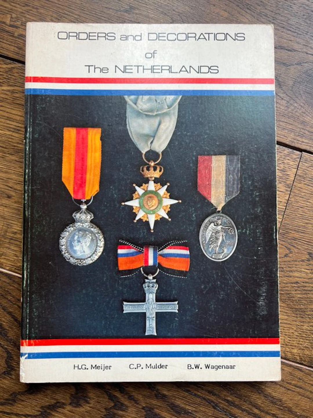 Nederland - Rare Dutch Medal Reference book ''Orders and...