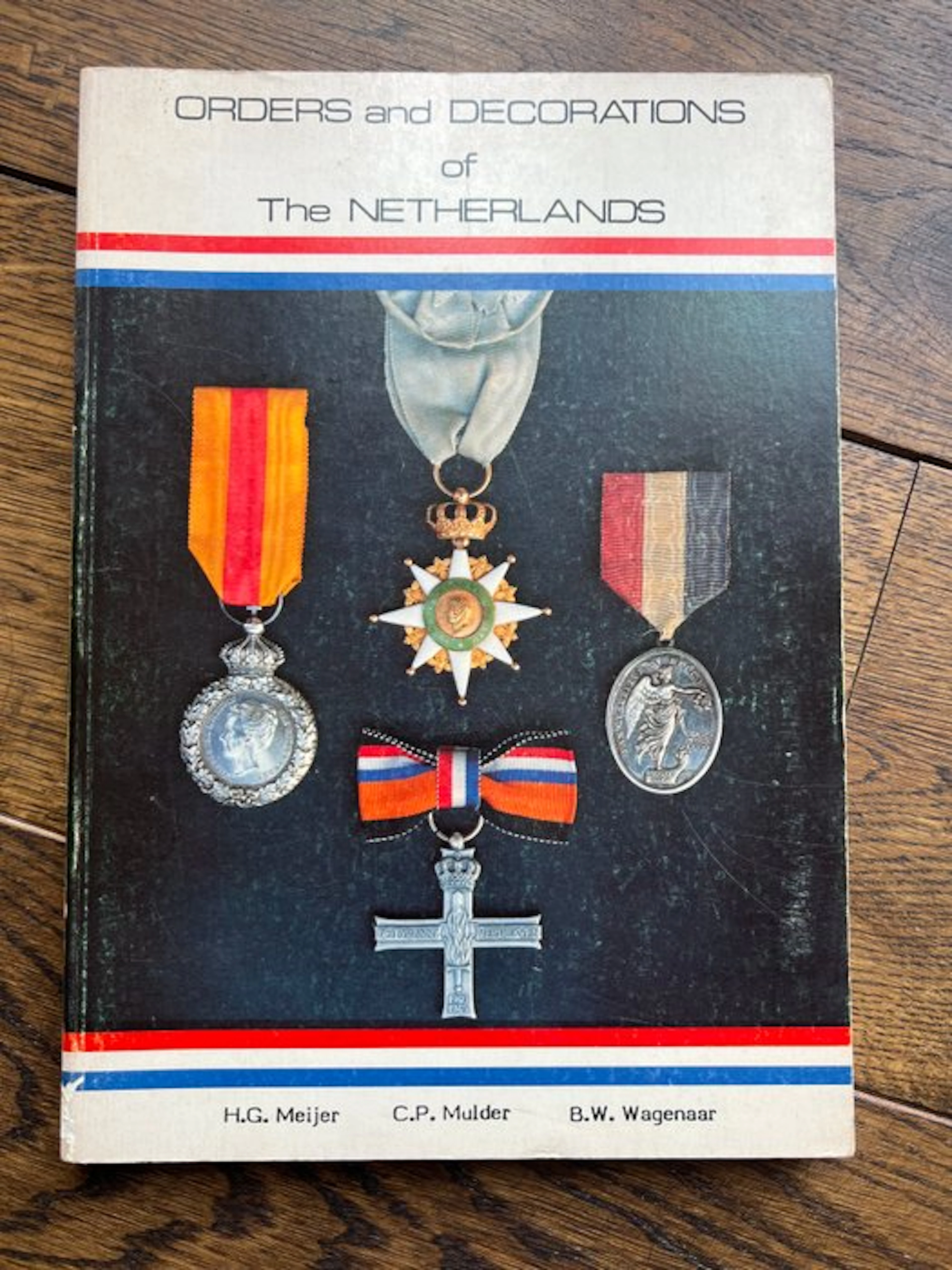 Nederland - Rare Dutch Medal Reference book ''Orders and...