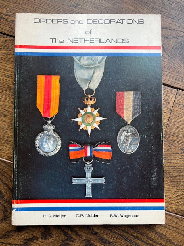 Nederland - Rare Dutch Medal Reference book ''Orders and...