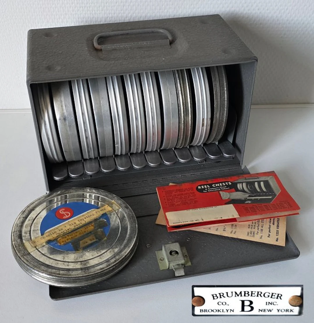 Vintage Brumberger Metalen Filmkoffer 'Reel Chest' met 12 8 MM Films (o.a