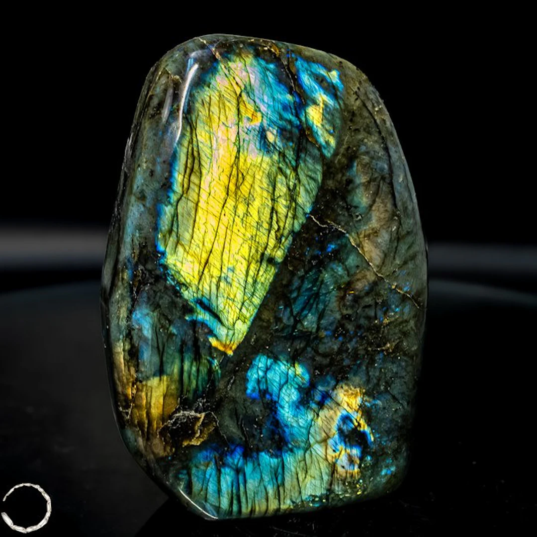 Natural labradorite from Madagascar – Nature's shimmering...