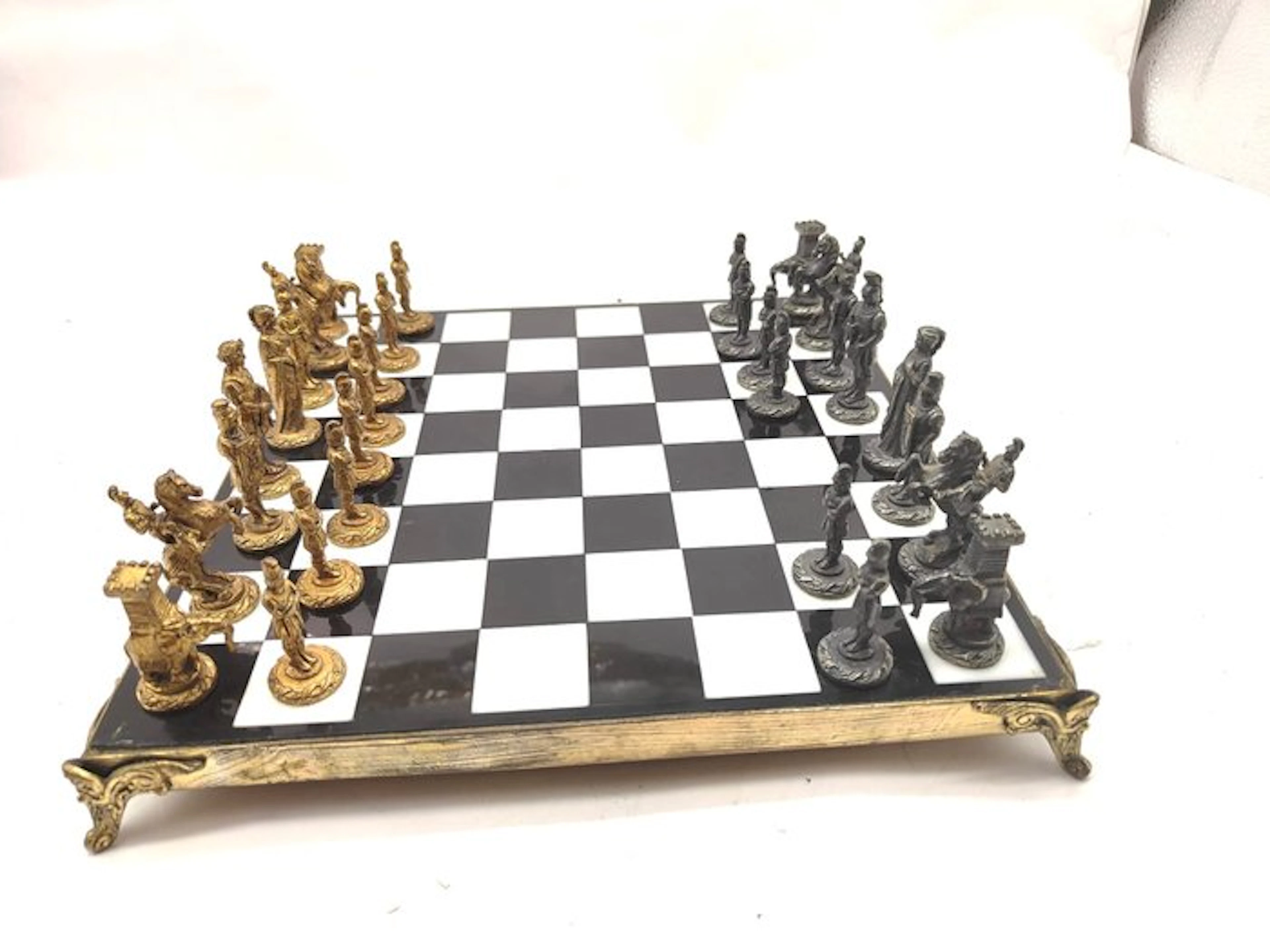 Chess set - Luxurious collectible chess set with pieces...