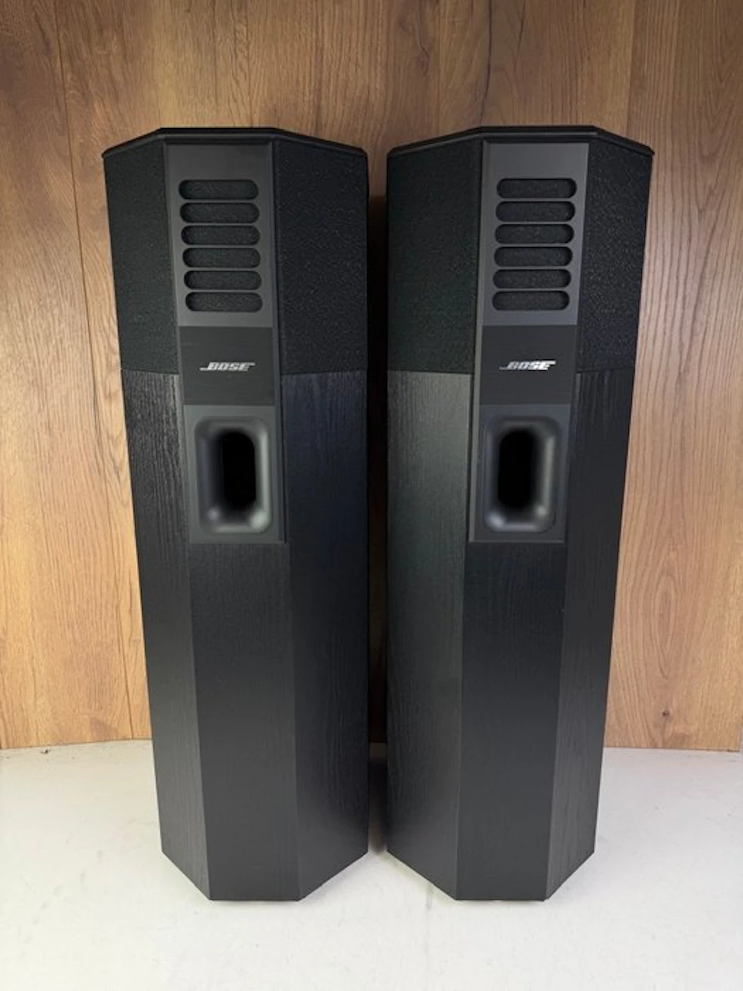 Bose - 701 - Matching Pair Speaker set