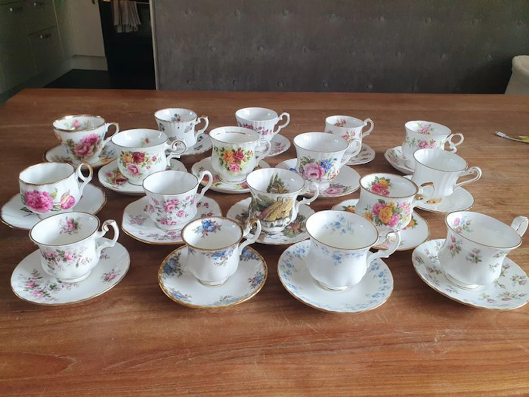 Royal Albert - Cup and saucer (17) - Koffiekopjes...