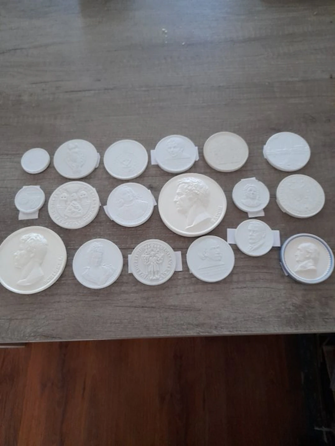 Art medal - Lot van 24 meest porceleinen medailles van...