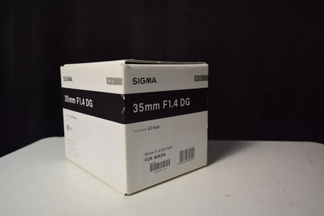 Sigma 35 mm f/1.4 DG art Camera lens