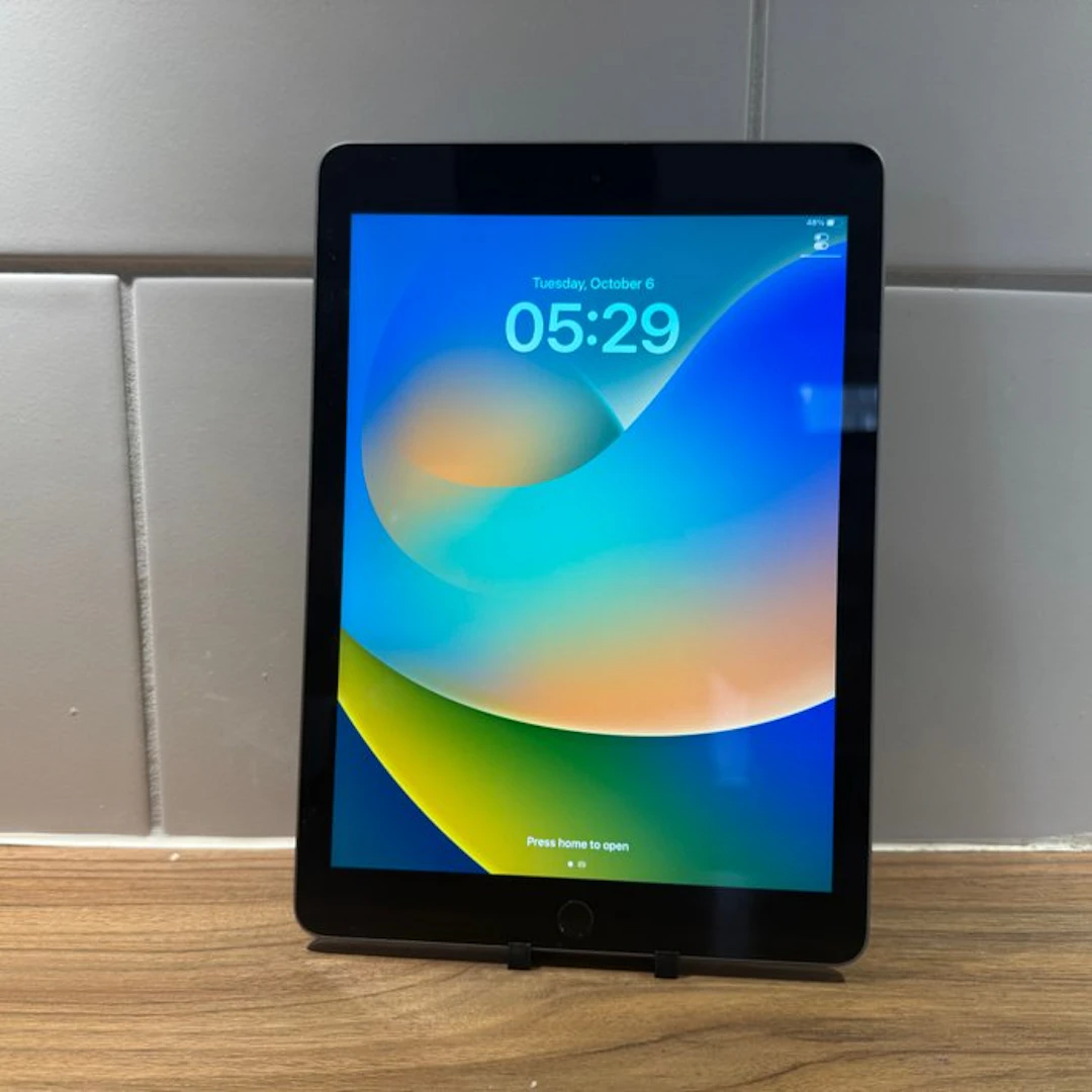 Apple iPad (5th Generation) 128GB Wifi - Mobile phone
