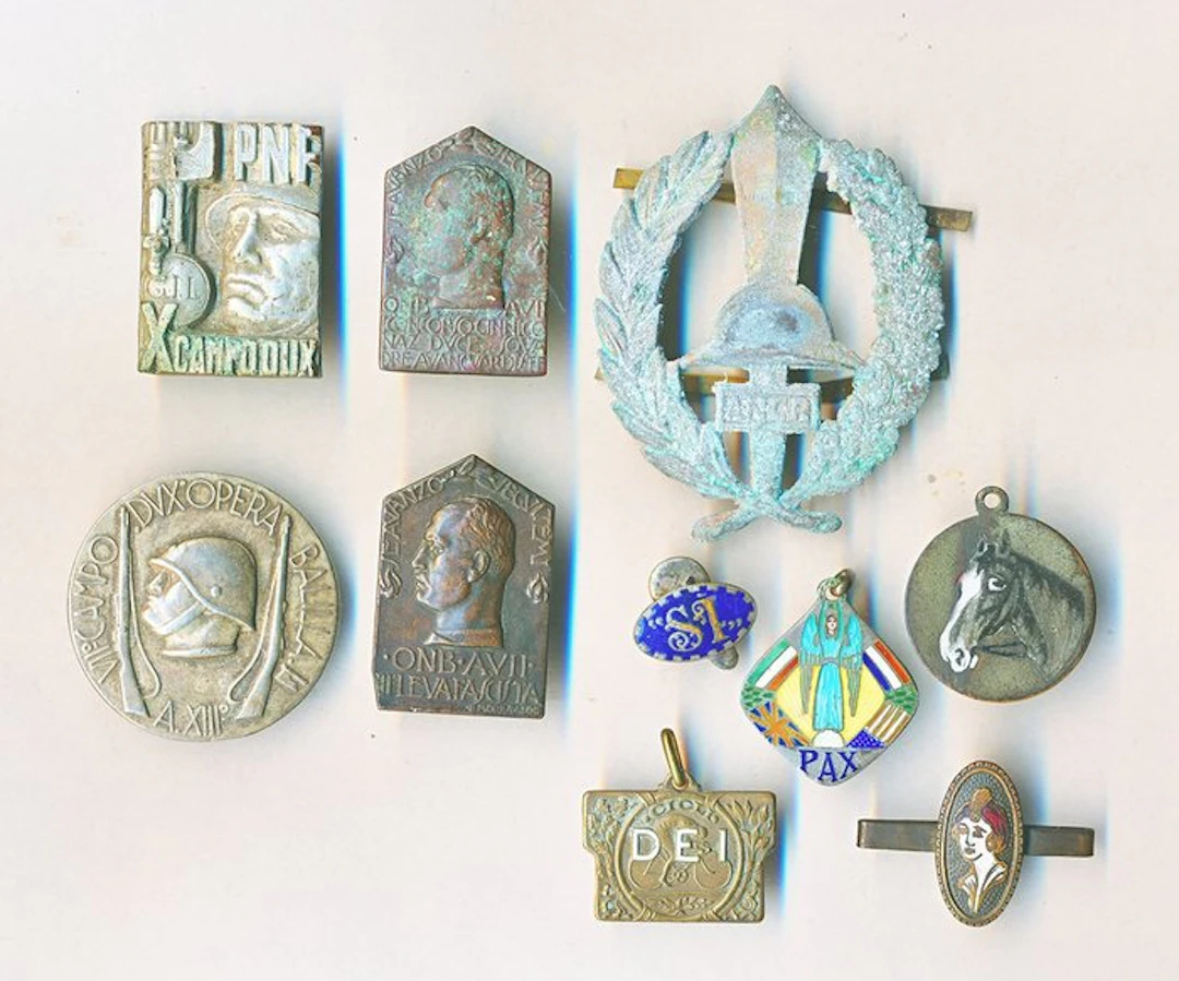 Italy - Medal - Mussolini 4 distintivi + 5 medaglie liberty