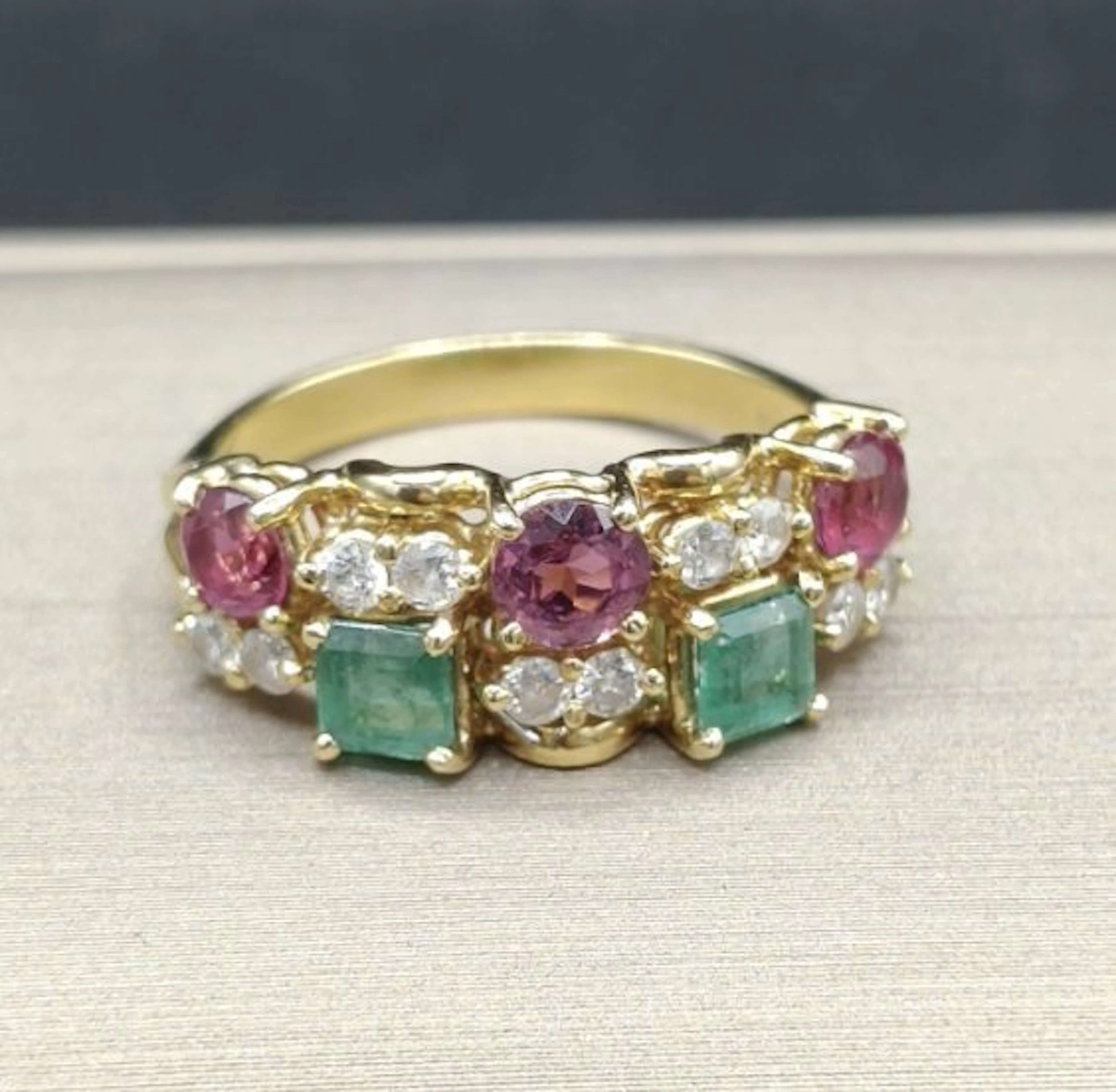 Ring - 18 kt. Yellow gold - 1.90ct. tw. Emerald - Sapphire