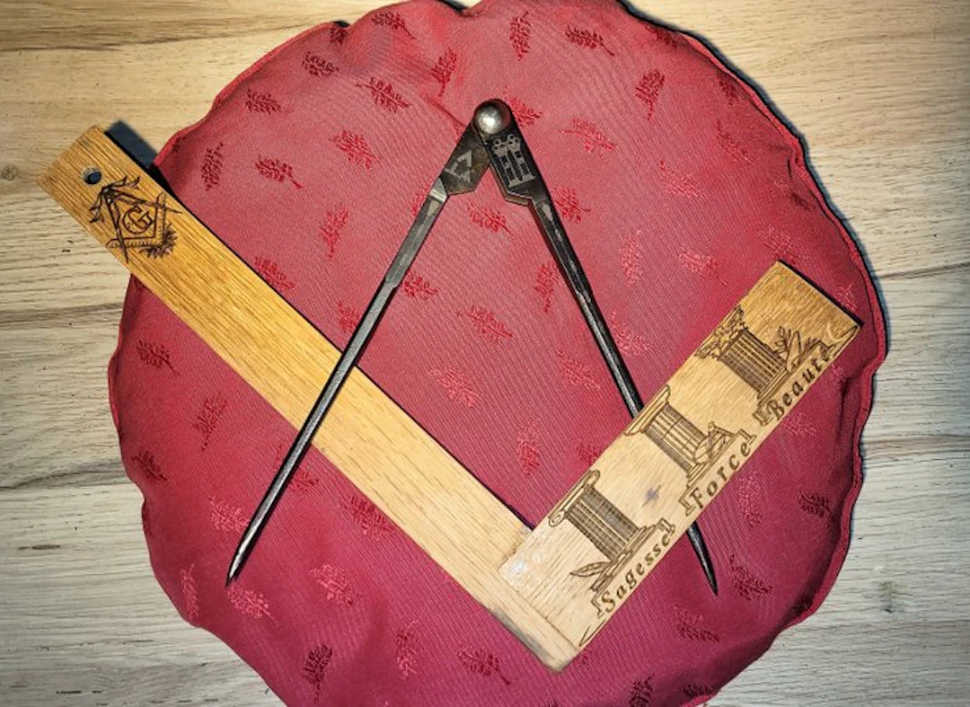 Themed collection - Masonic square and compasses