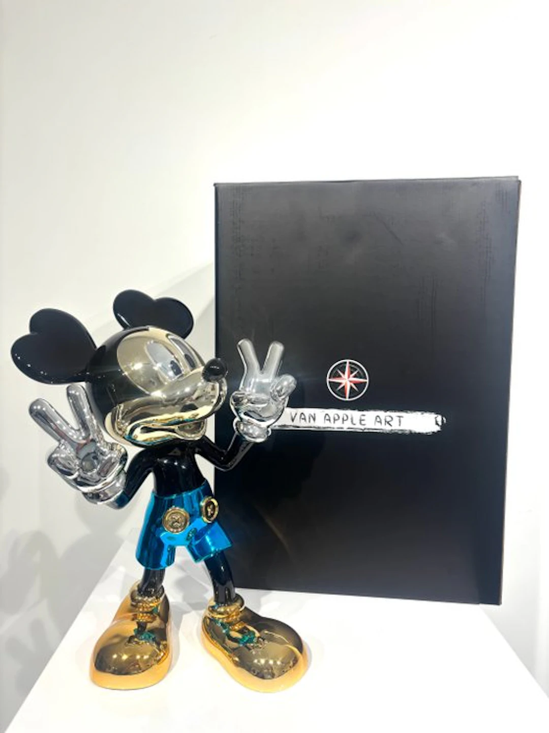 Van Apple - World Love - Mickey Blue