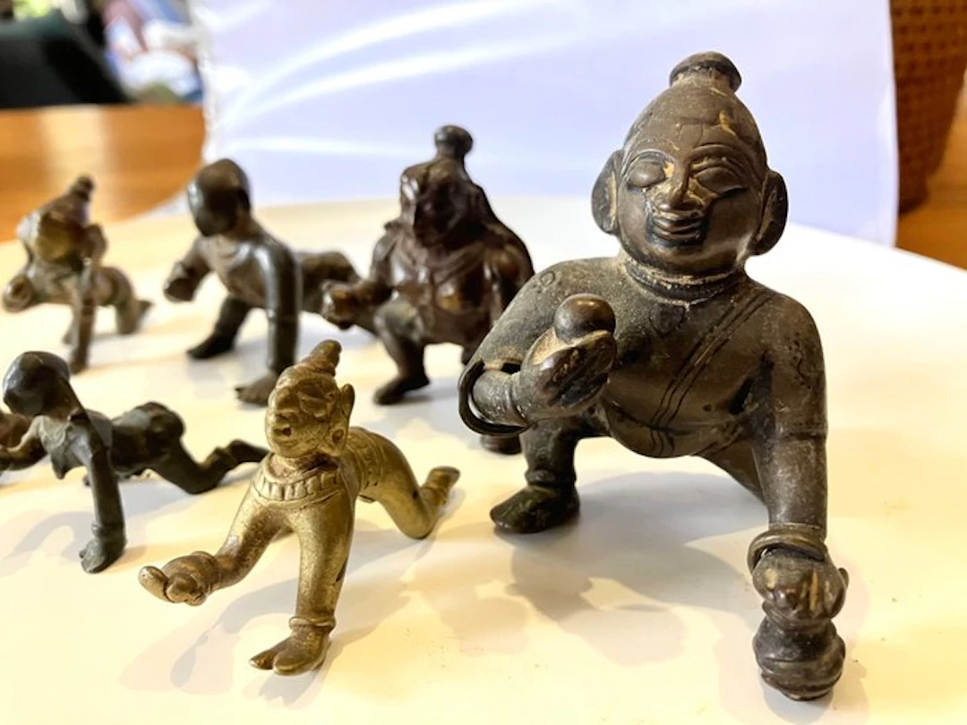 Group of 8 Bala Krishna / baby Krishna statues - Bronze...