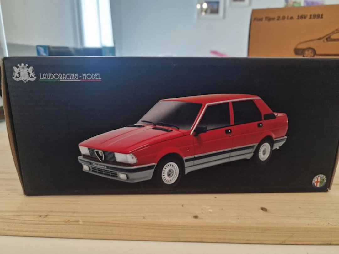 1:18 - Model sedan