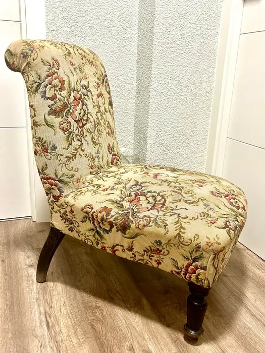 Sofa - Wood - Shoe-removal chair.