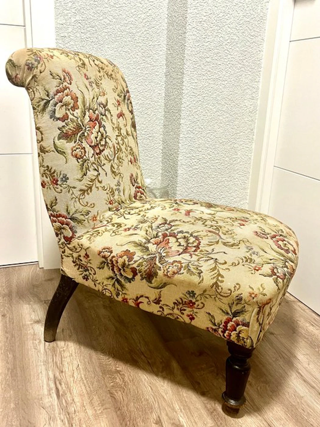 Sofa - Wood - Shoe-removal chair.