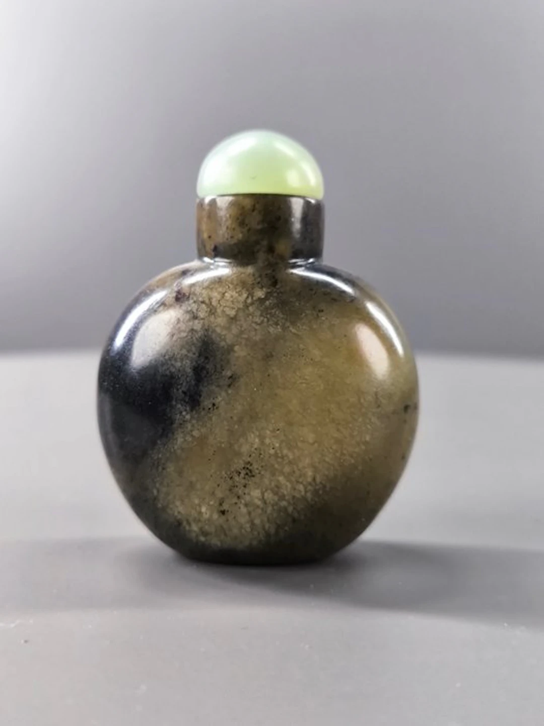 China Gray-green, black, and reddish-brown jade snuffbox. - 7 cm
