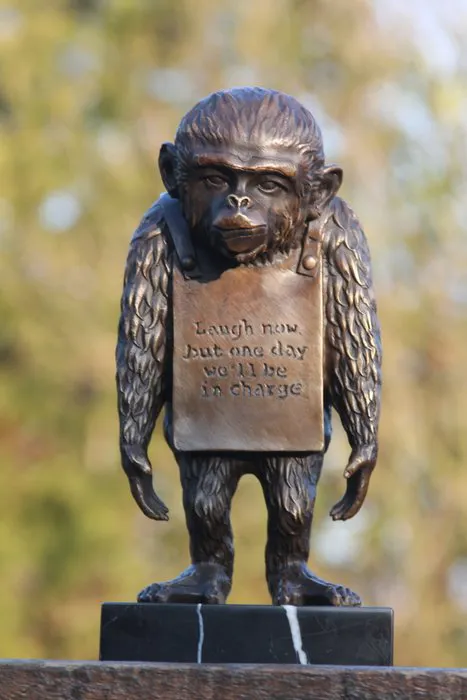 naar banksy - Sculpture, aap met tekst banksy - 26 cm - bronze marble