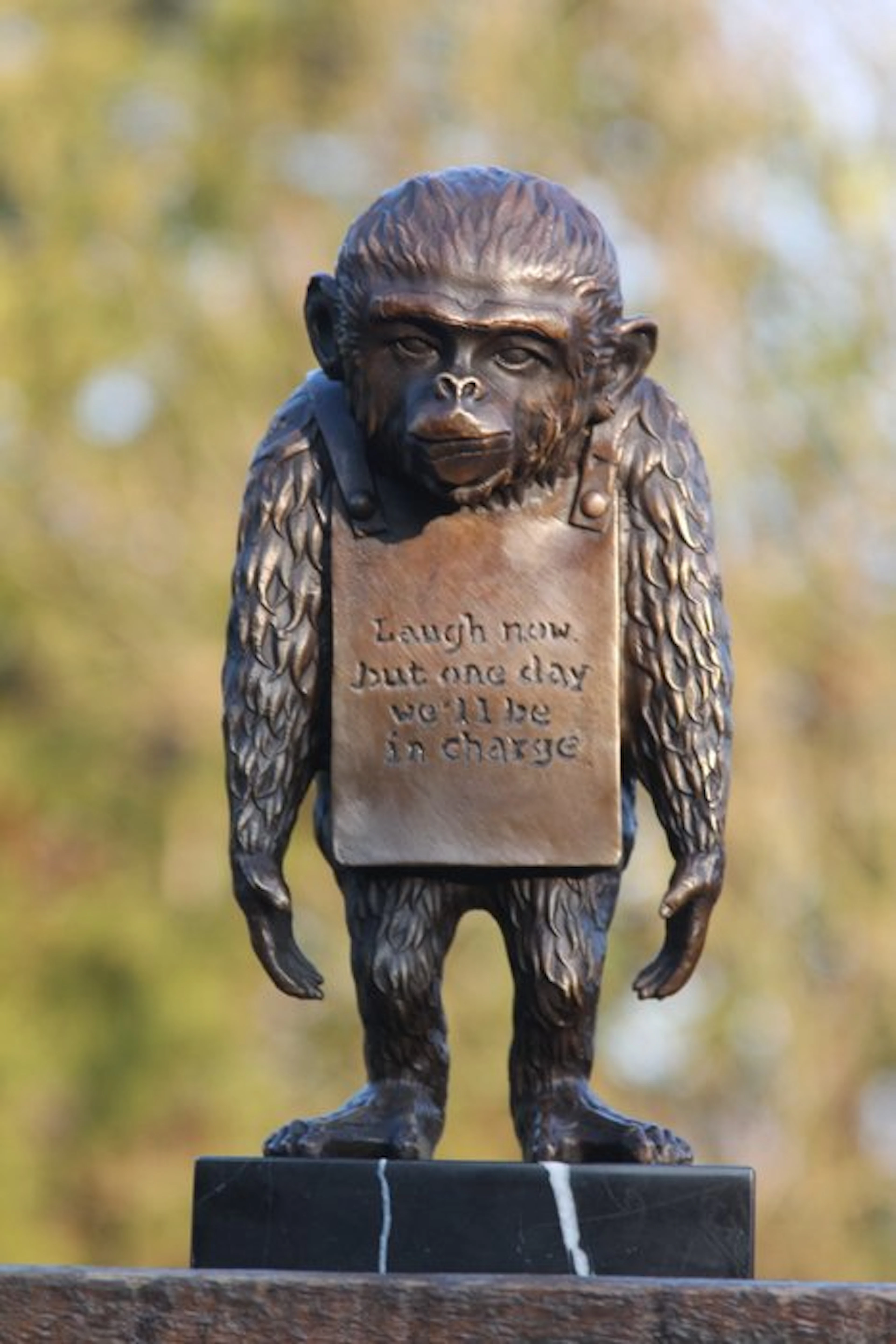 naar banksy - Sculpture, aap met tekst banksy - 26 cm - bronze marble