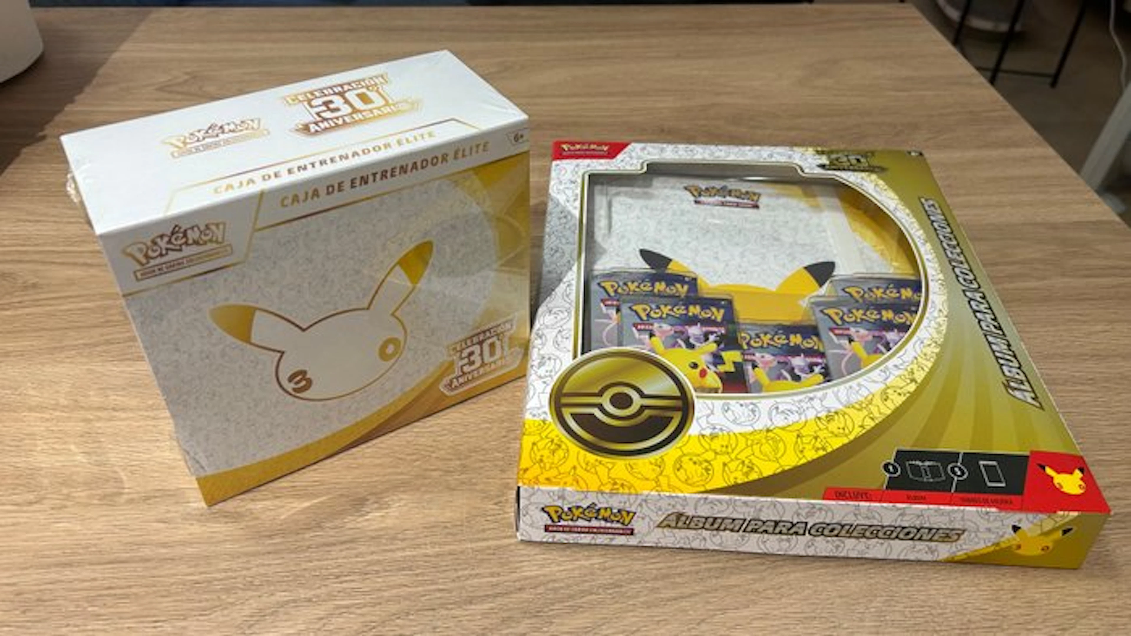Pokémon - 2 Box - ETB 30 aniversario y Álbum para colecciones - Scarlet