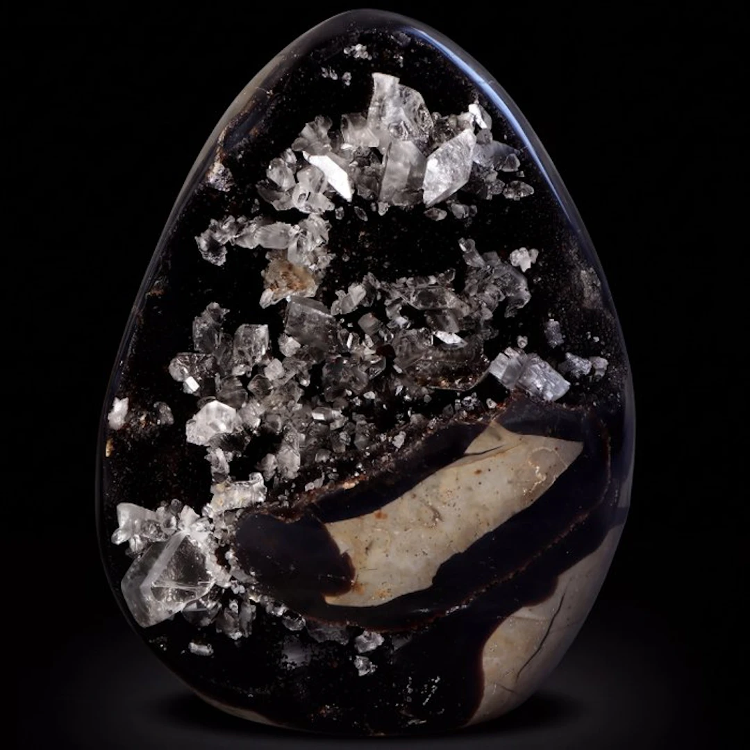 Museum Quality - Dragon Egg - Geode- 0.95 kg
