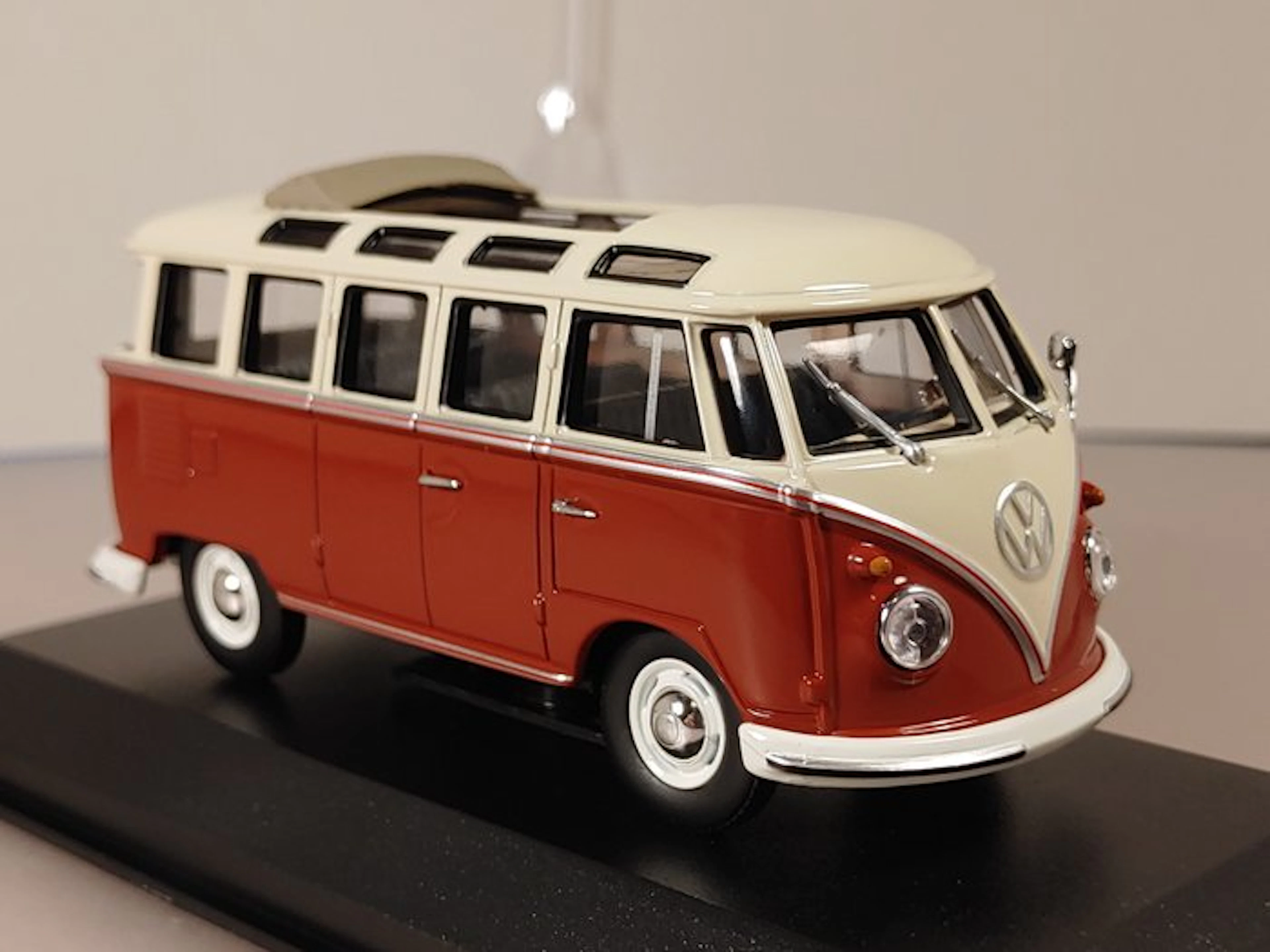MiniChamps 1:43 - Model van - Volkswagen T1 Samba-Bus (1963)