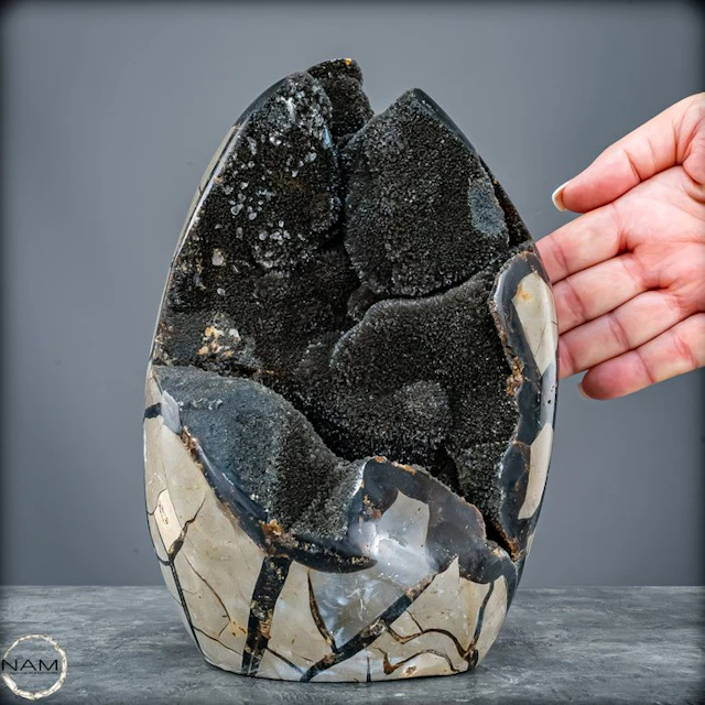 Natural septarian druse with calcite crystals - Of the...