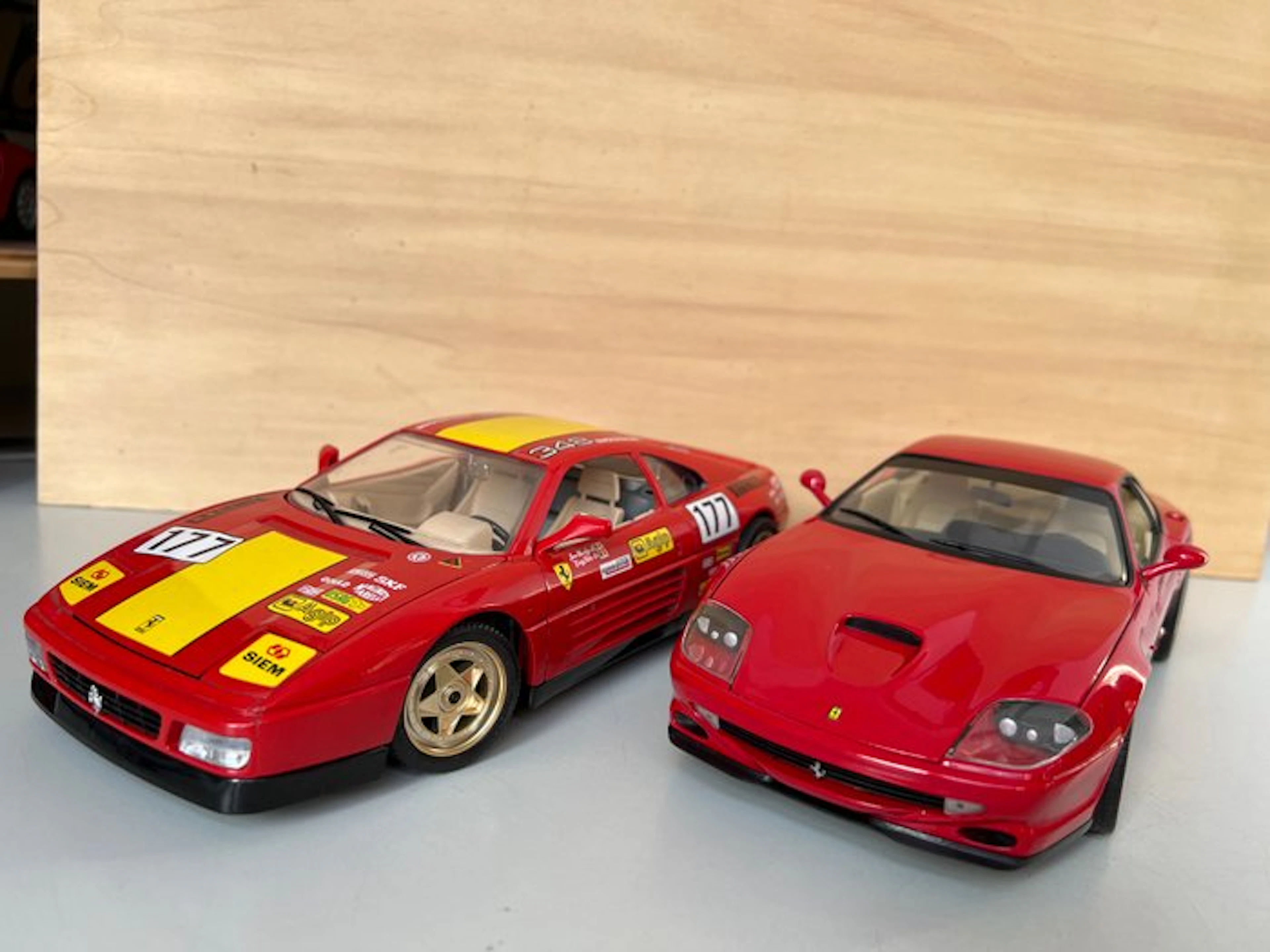 UT, Bburago 1:18 - Model sports car - 2 x Ferrari Models...
