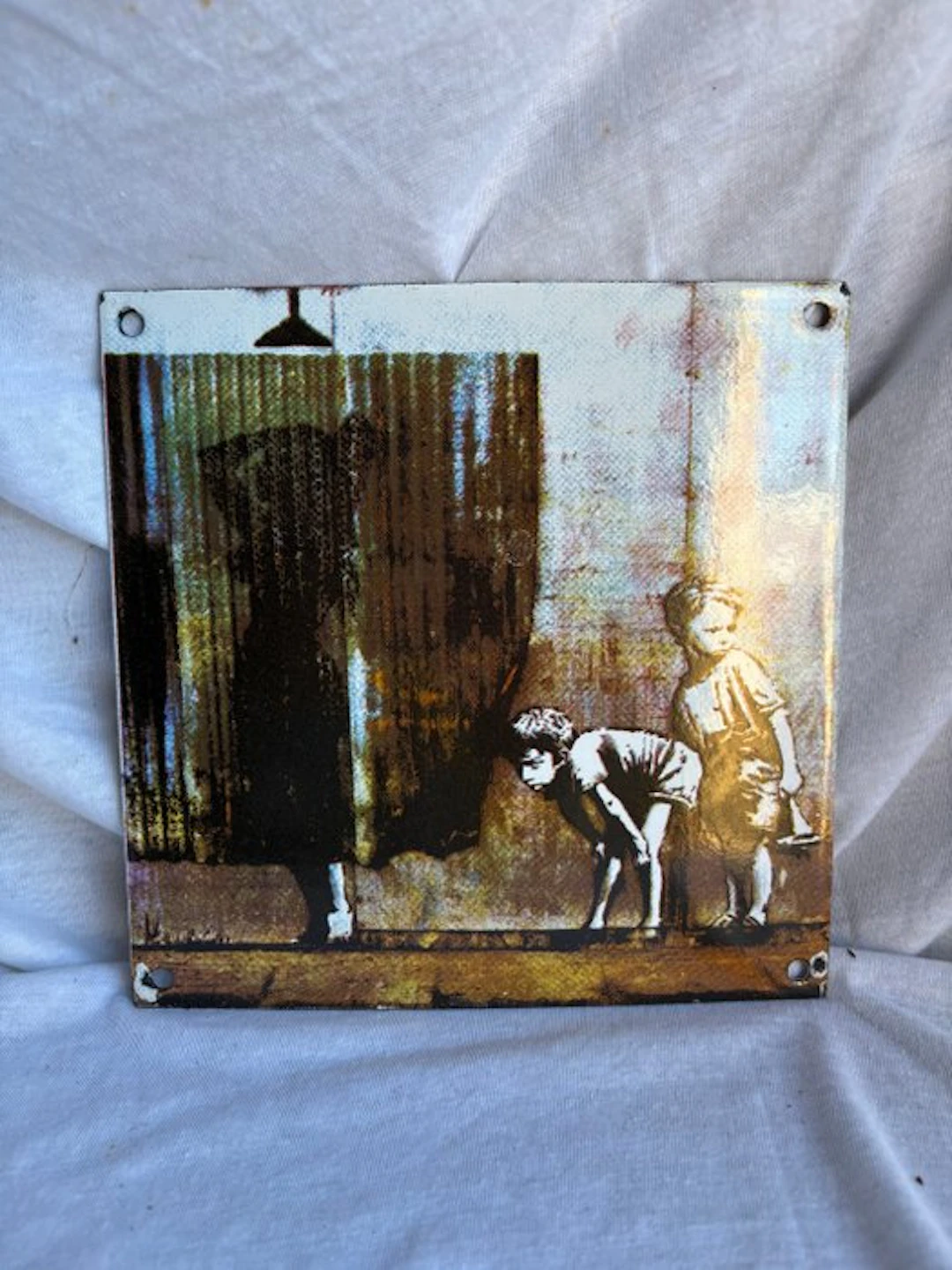Banksy-stijl – Kinderen bij Gordijn – Emaille Wandbord - Enamel sign - Enamel