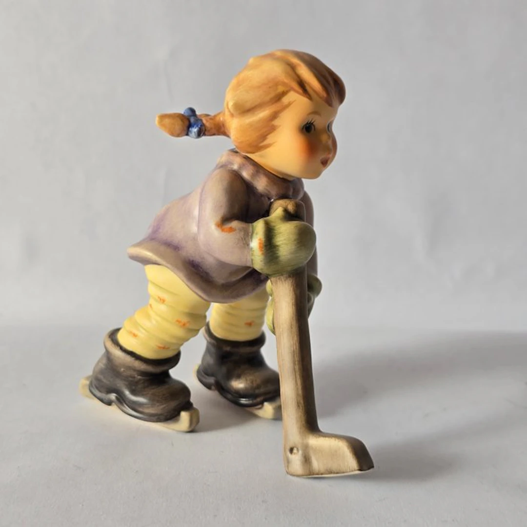 Goebel - Figurine - Hummel #2143/A - Eishockey-Spielerin...