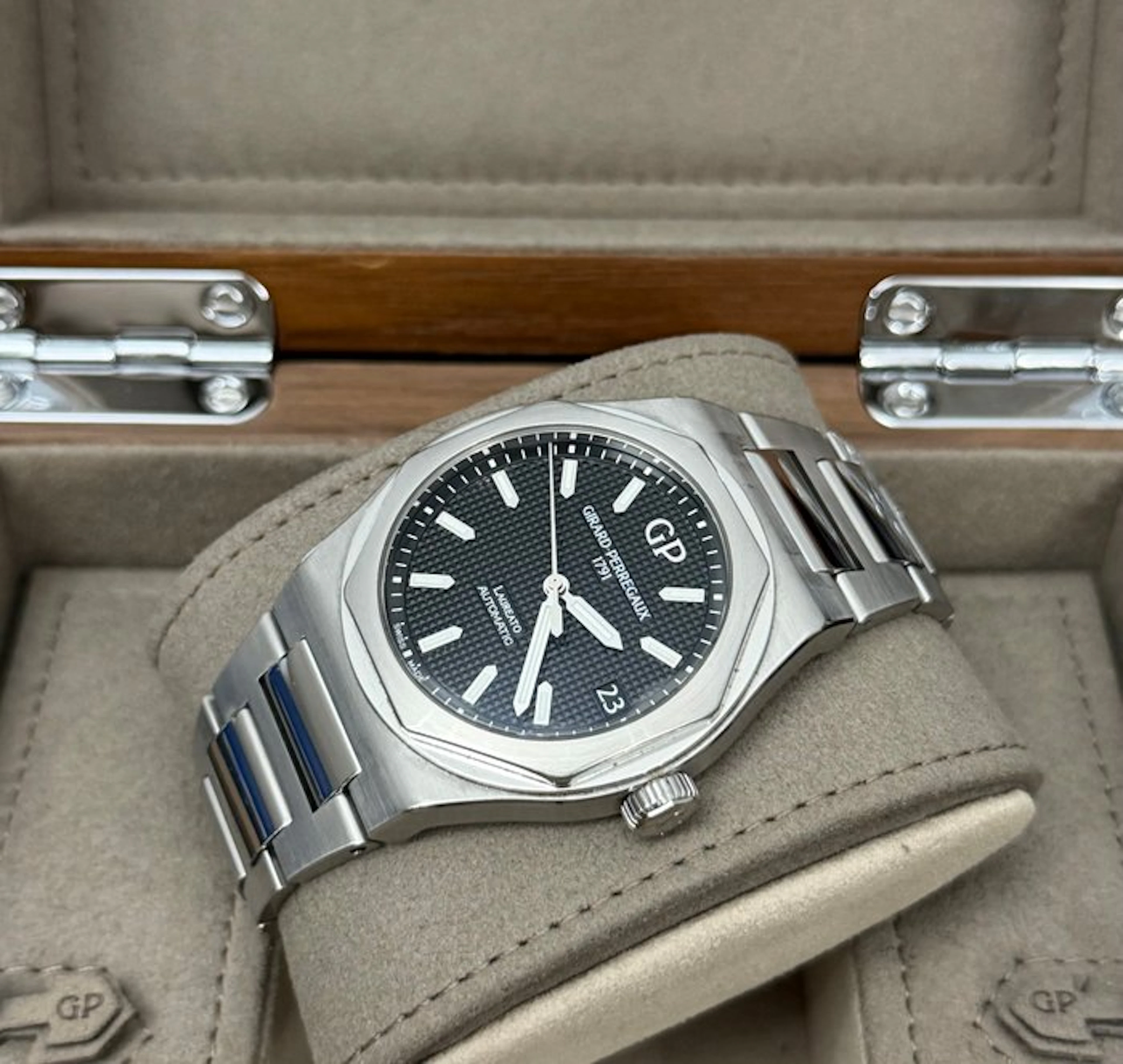 Girard-Perregaux - Laureato - 81010 - Men - 2021