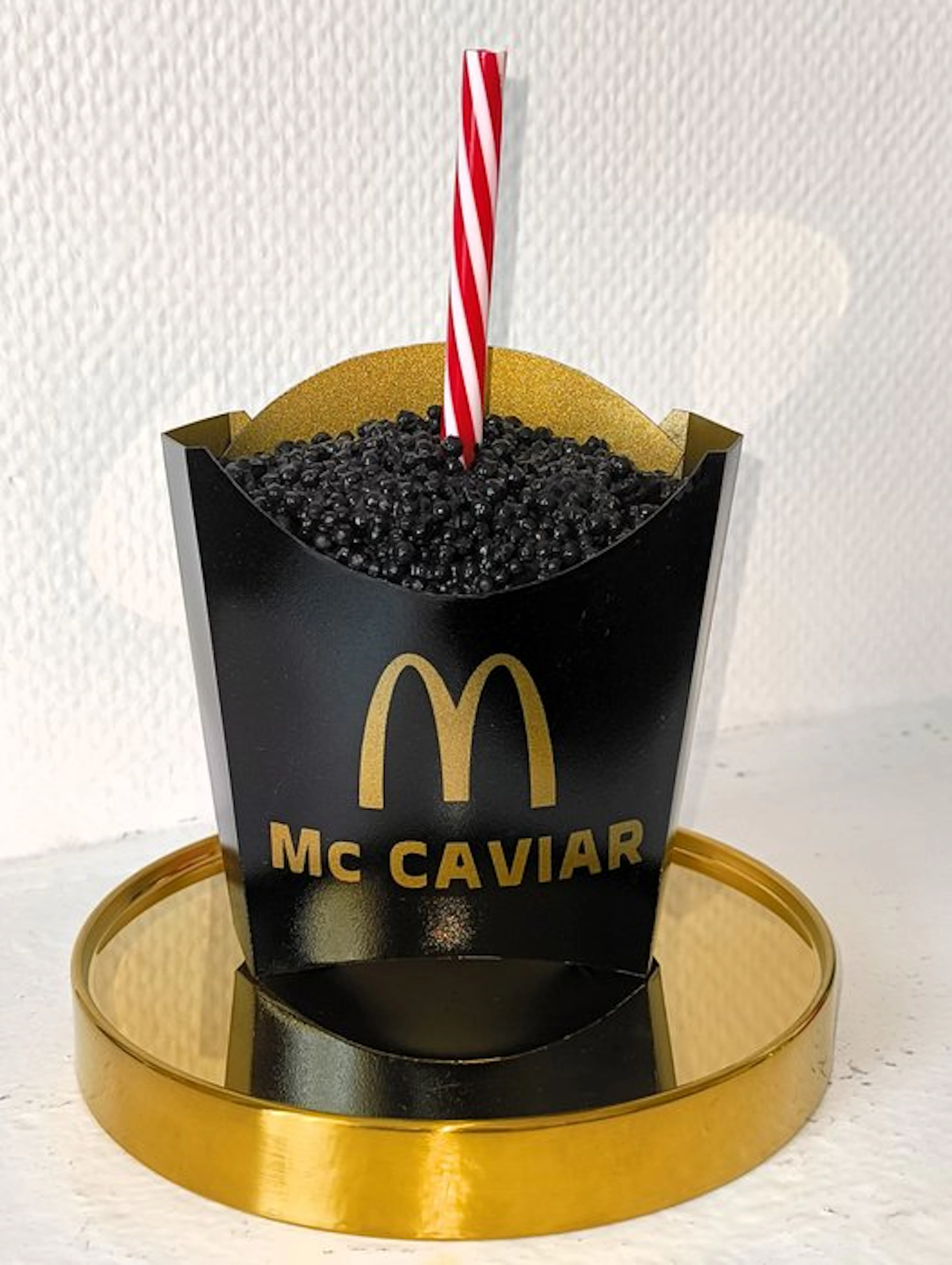 XTC Artist - Mc Caviar Noir paille rouge socle doré