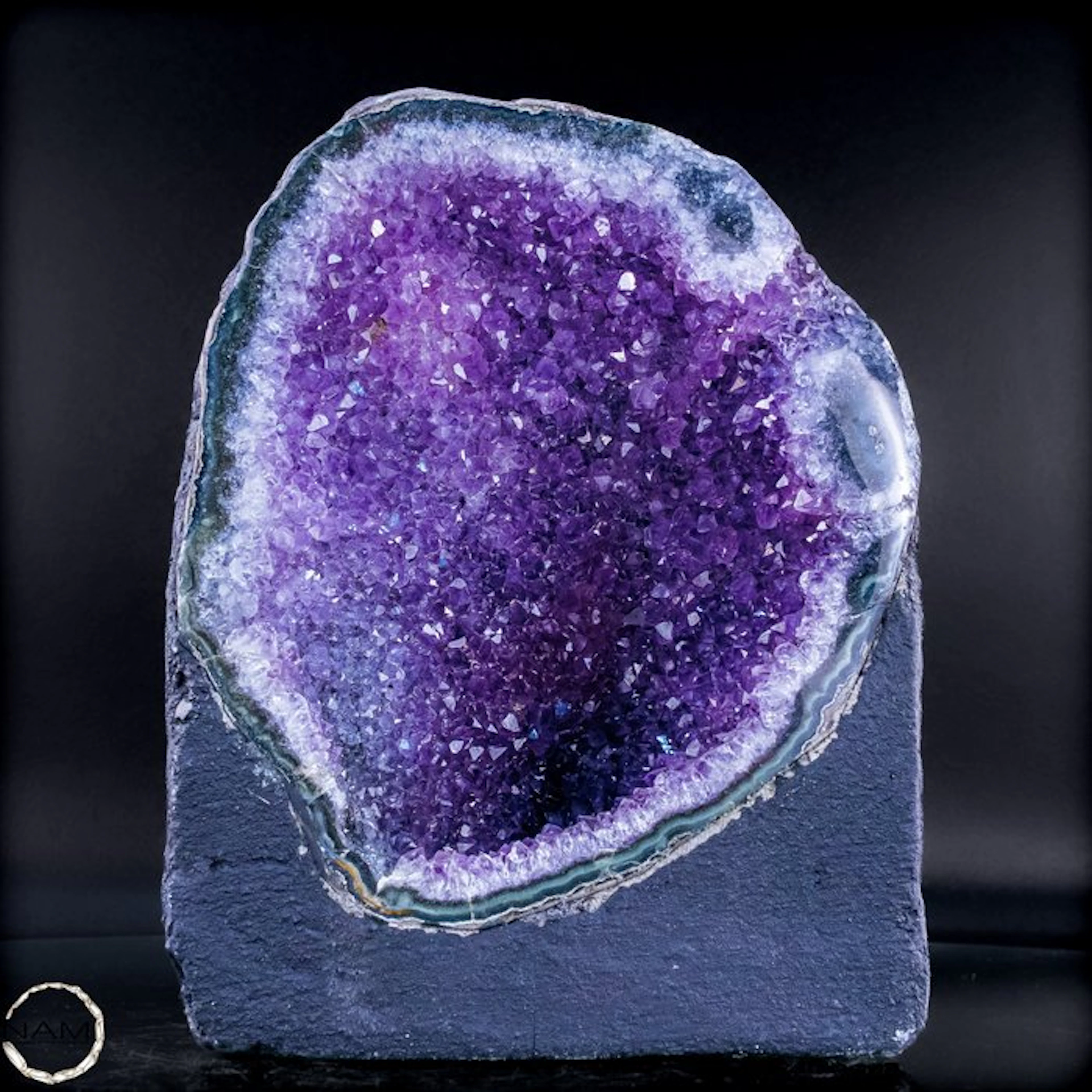 Natural amethyst druzy – an impressive natural work of art full of depth