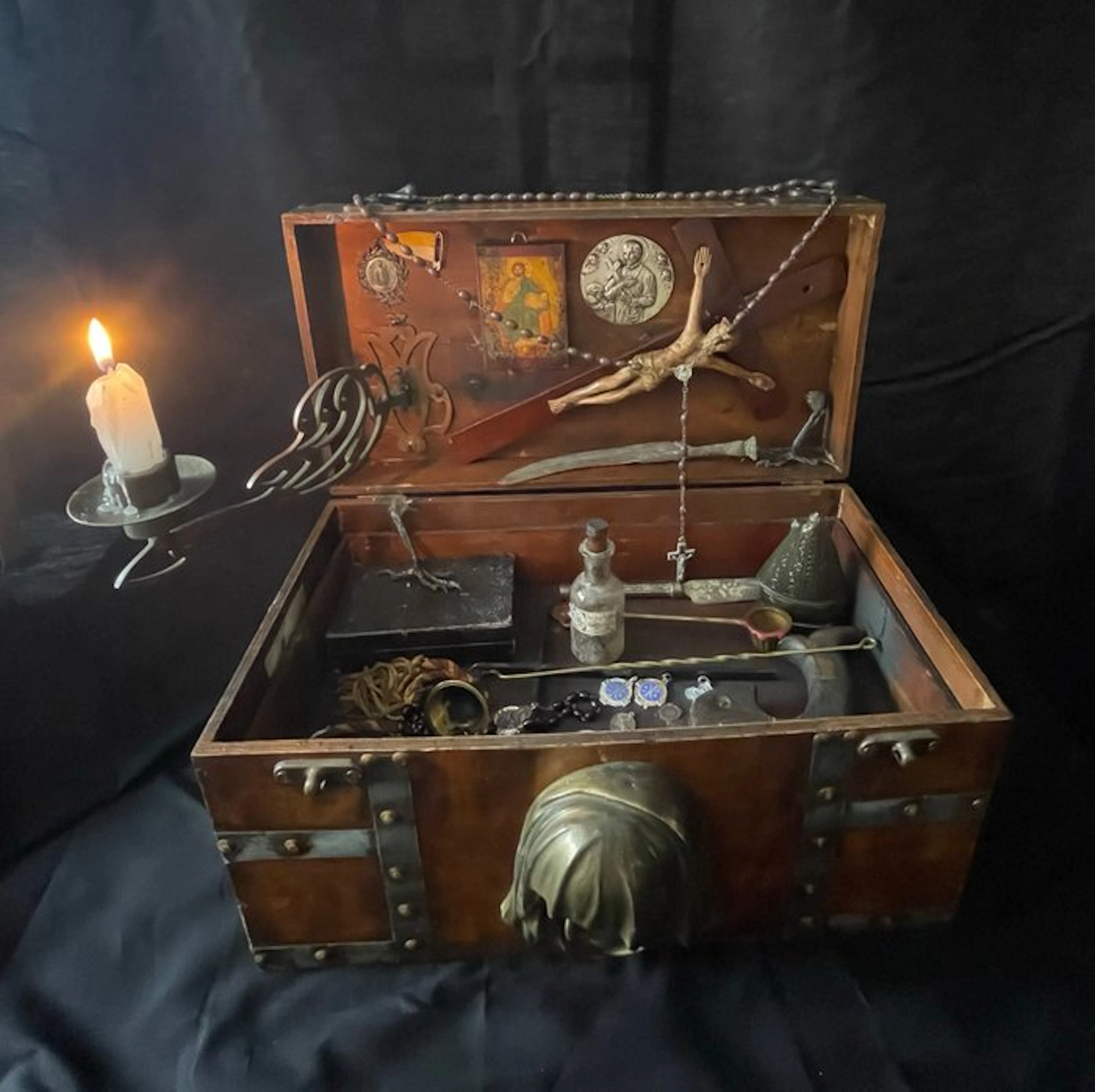 Raven Taxidermy wall mount - Vampier hunting box - 20 cm - 38 cm - 20 cm